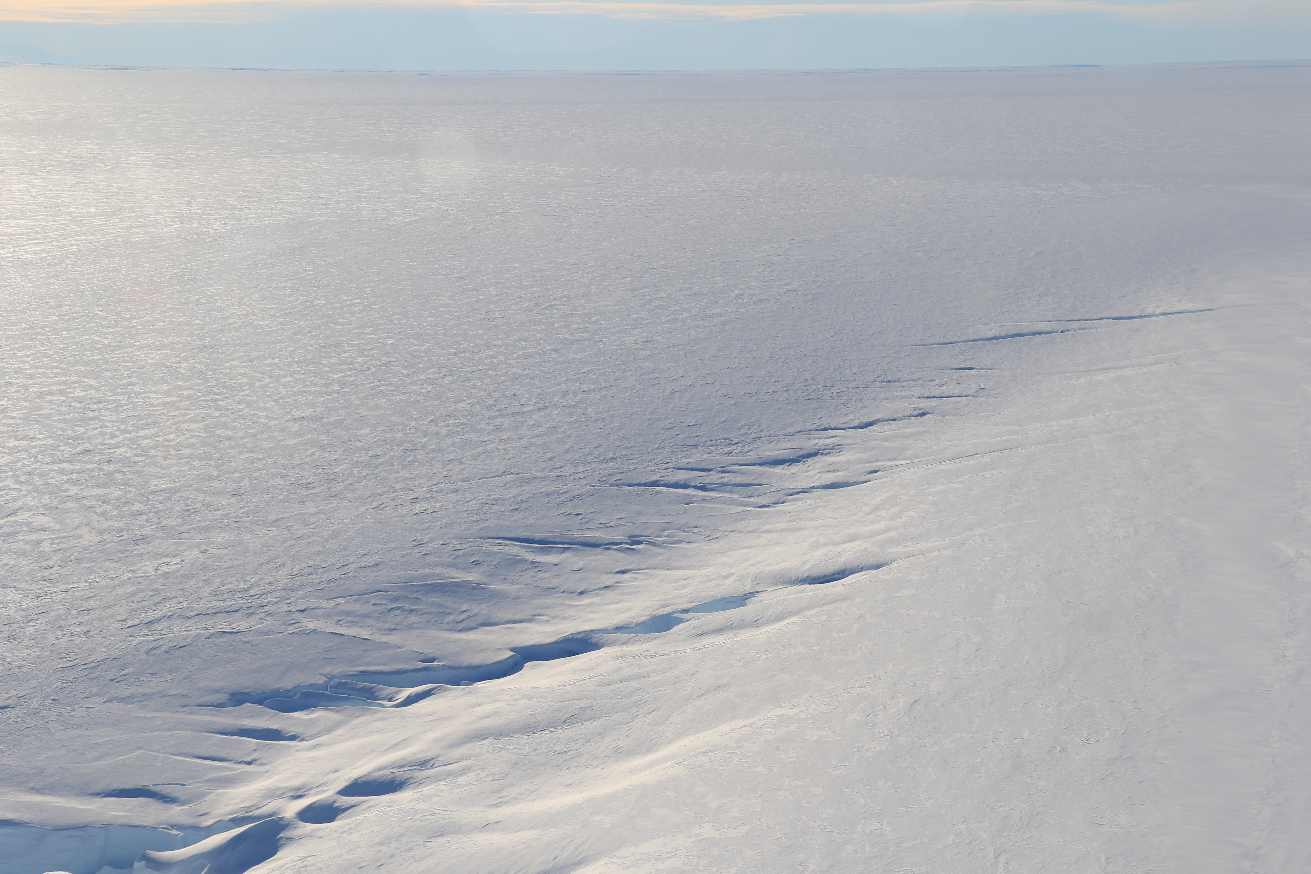 Çok fazla görünmüyor, ancak Thwaites Buzulu'ndaki bu karla dolu yarık, OSU buzulbilimcileri tarafından izlenen birkaç derin genişleyen çatlaktan biri. Çatlaklar sonunda buzulun buz tabakasının çökmesine katkıda bulunacak ve bu da deniz seviyesinin yükselmesine neden olacak.