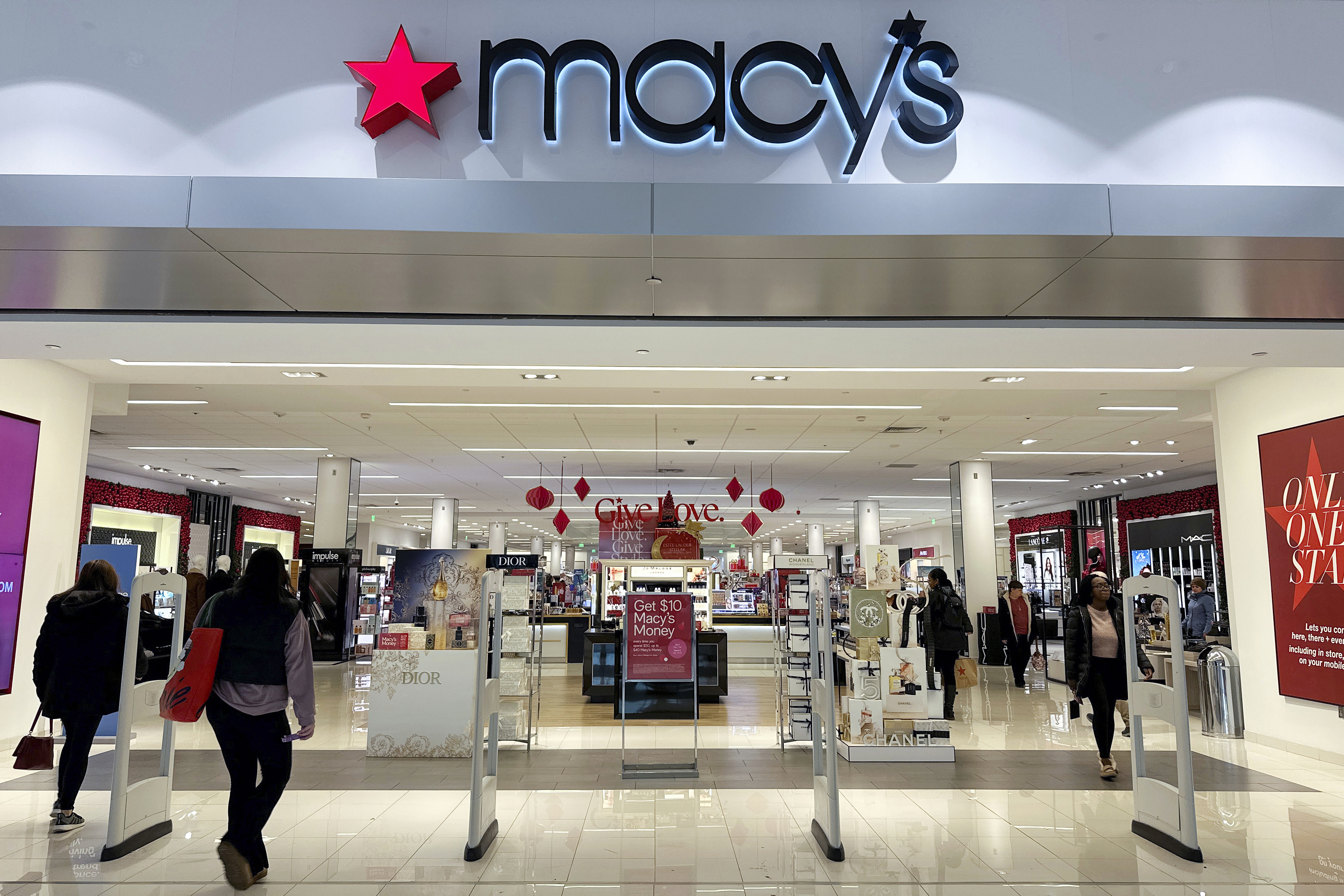 Macy's to close 150 unproductive namesake stores amid sales slip