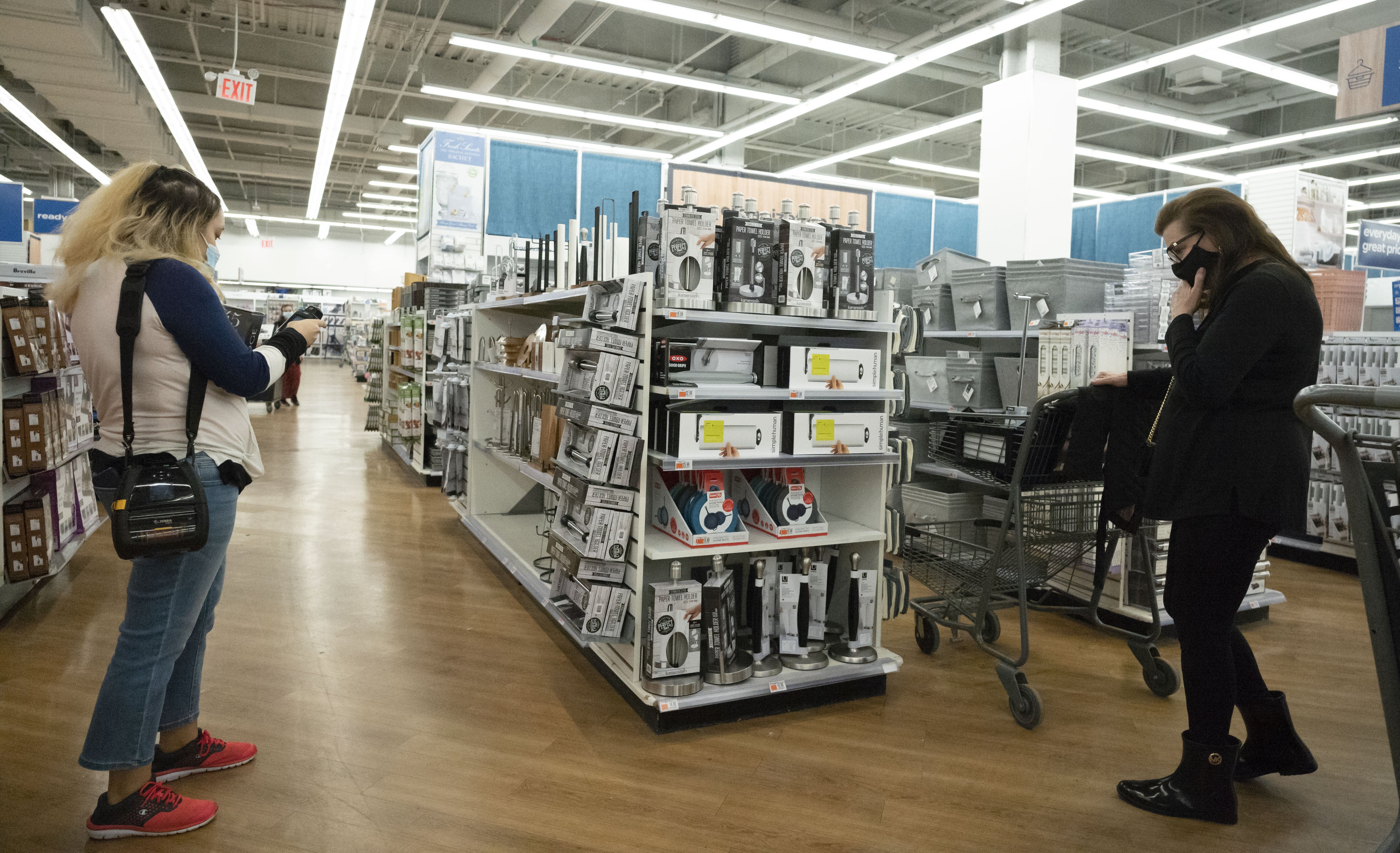 Bed Bath & Beyond Struggling, Cutting Staff: Store Photos