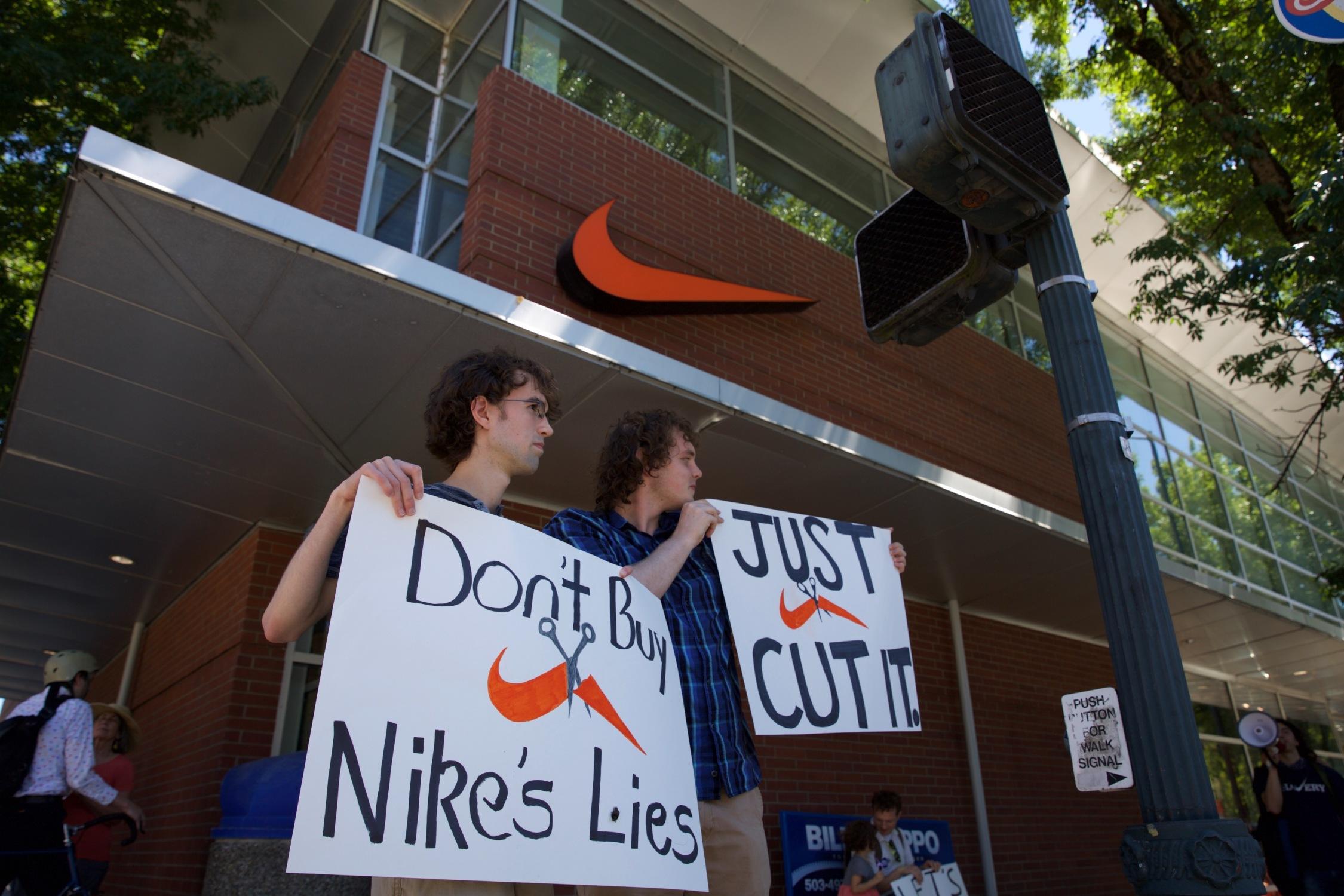 Grillo Librería personal Oregon Student Organizers Protest Nike Over Sweatshops - OPB