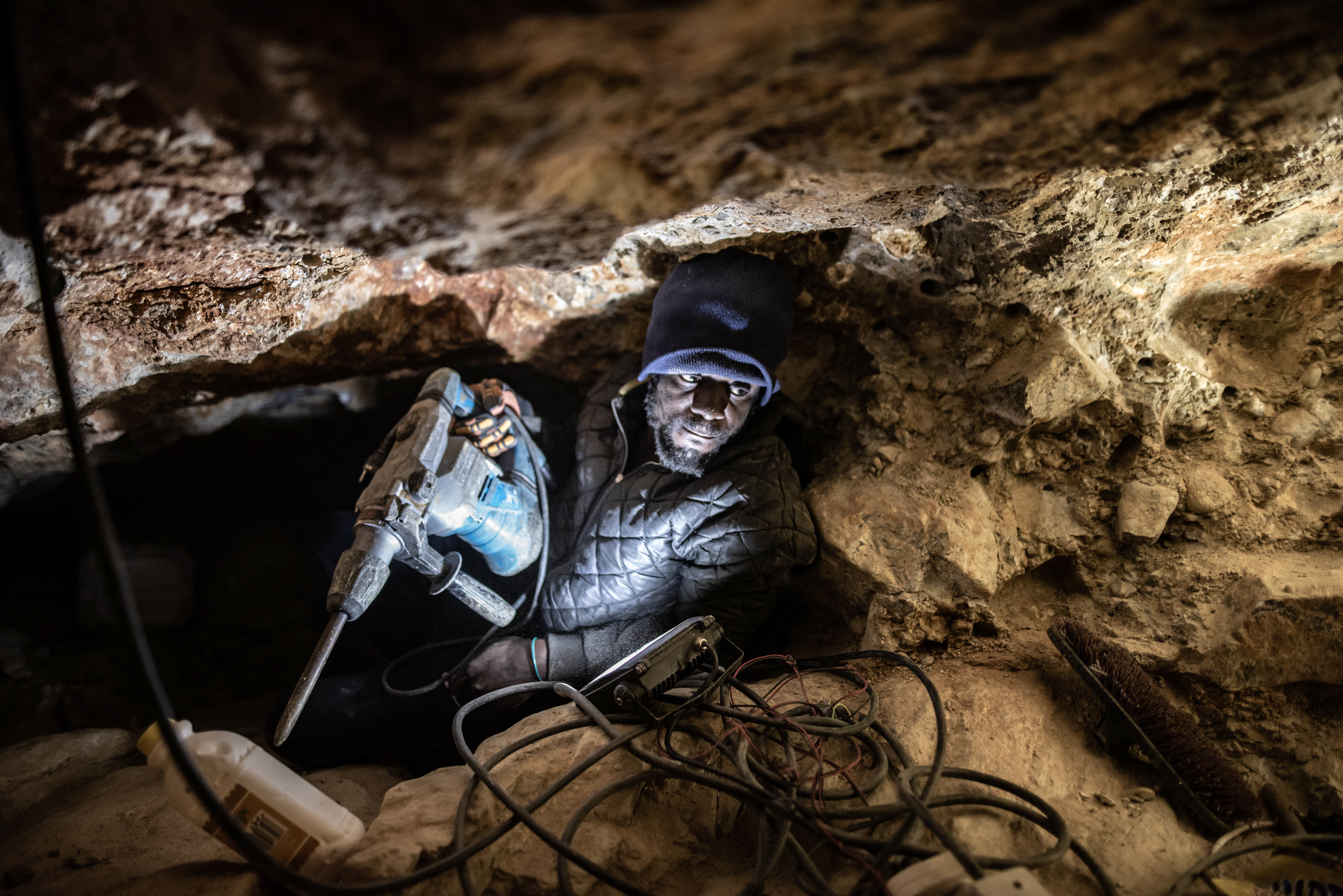 Diamond diggers in South Africa's deserted mines break the law — and risk  their lives - OPB