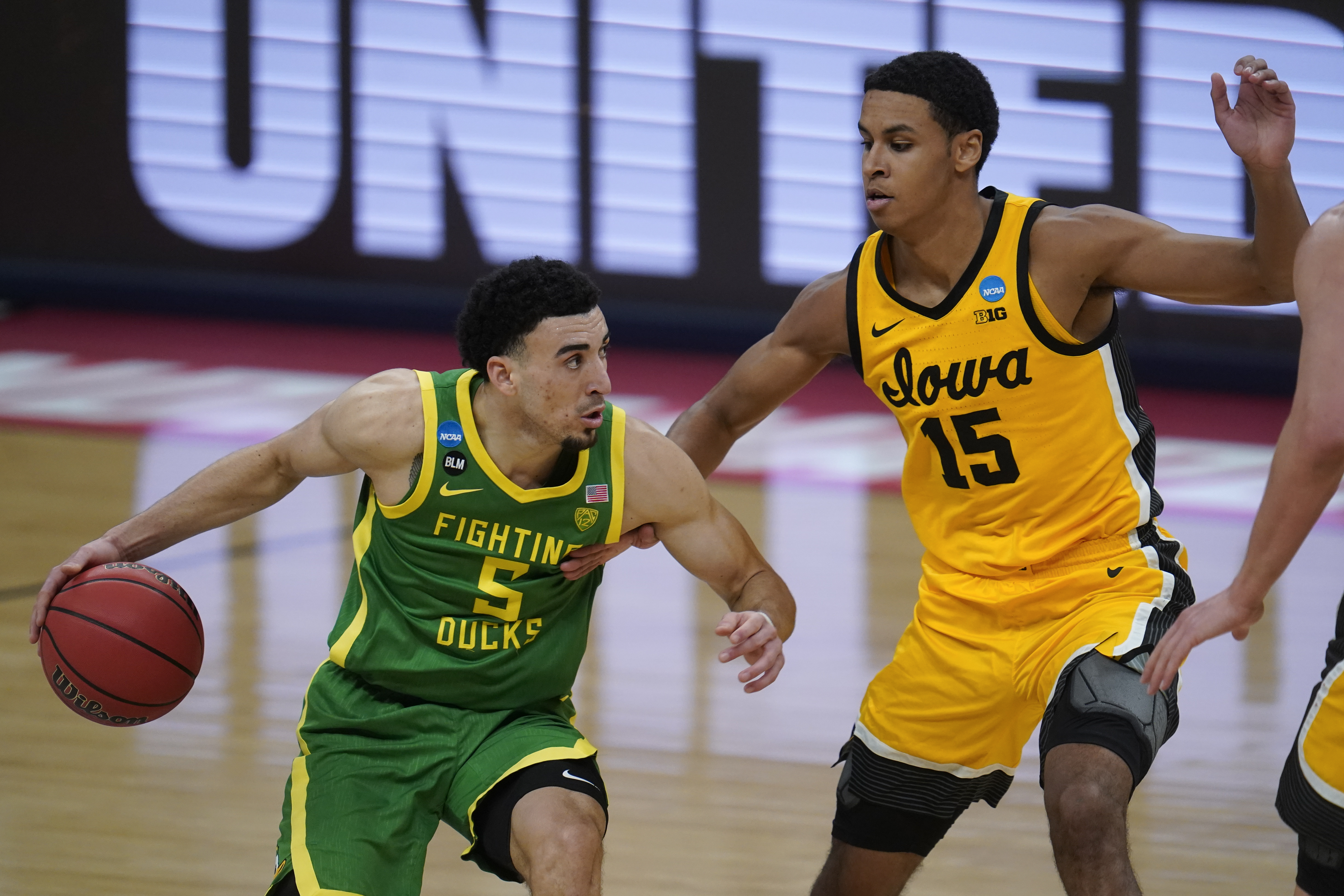 Chris Duarte's 23 points lead Oregon's high-powered offense in upset win  over Iowa 