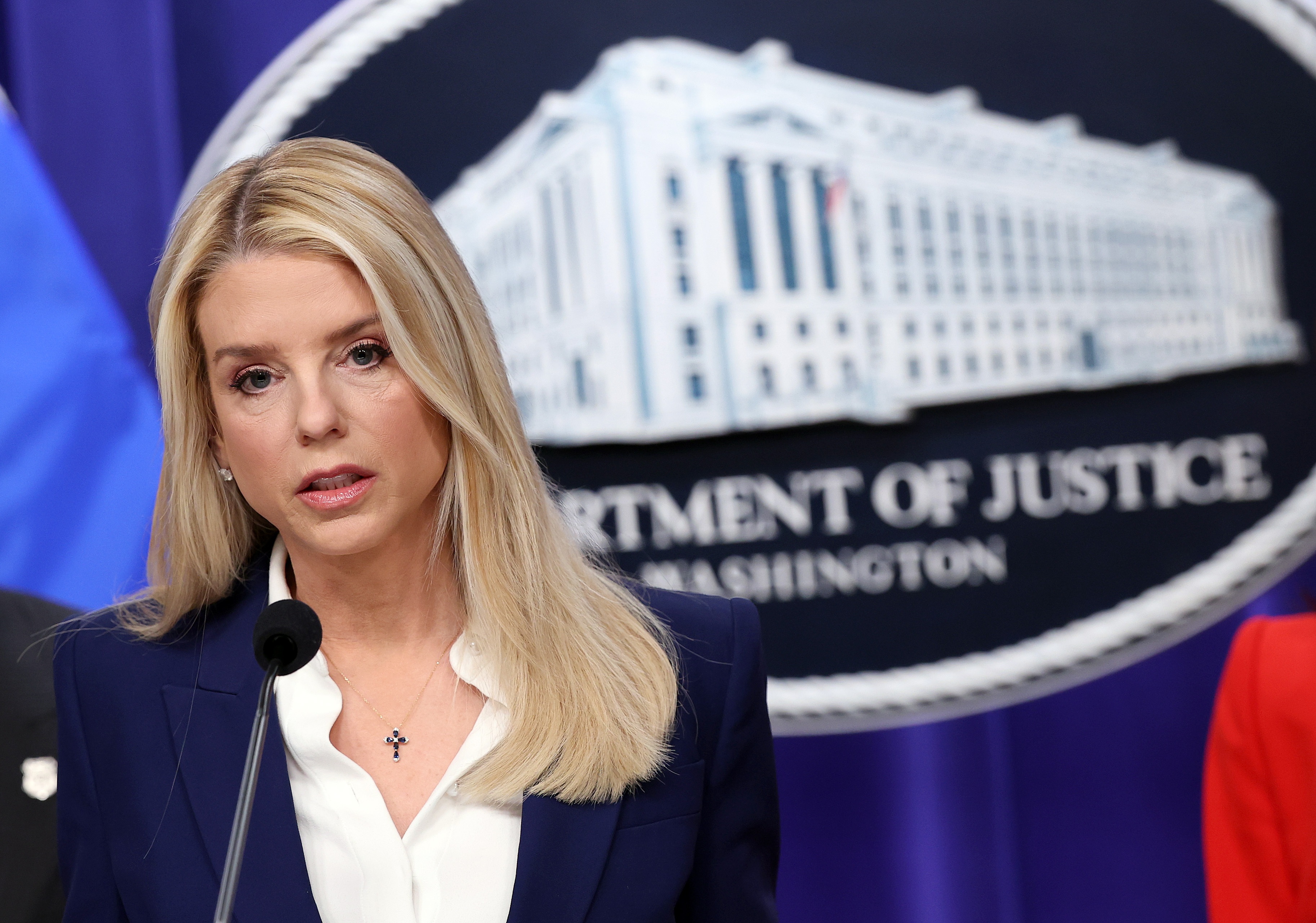 Pam Bondi đối mặt với những câu hỏi từ các nhà lập pháp Hạ viện về vai trò lãnh đạo của bà tại Bộ Tư pháp - OPB