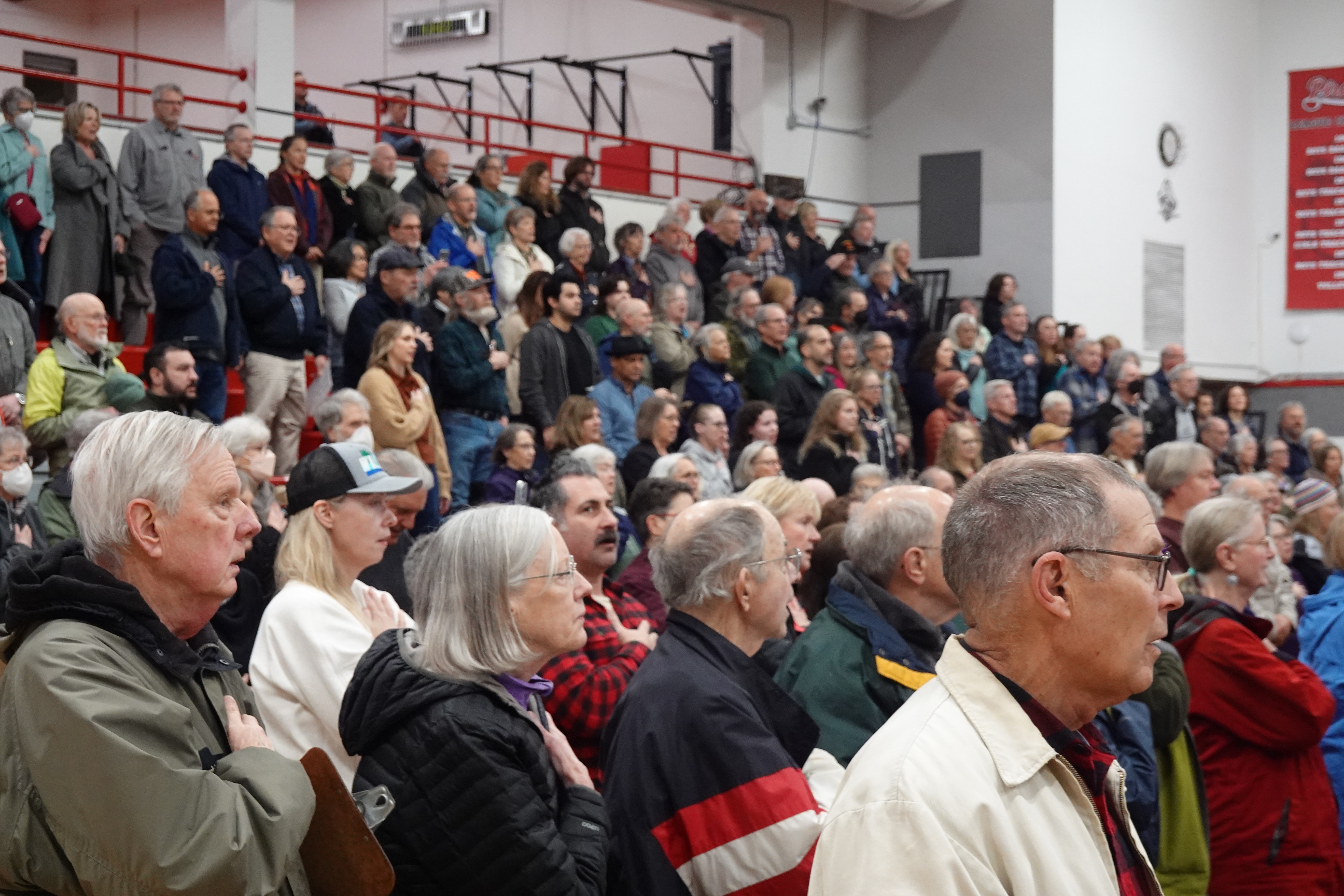リーゼン党 Oregon Coast residents pack congressional town hall, hoping for