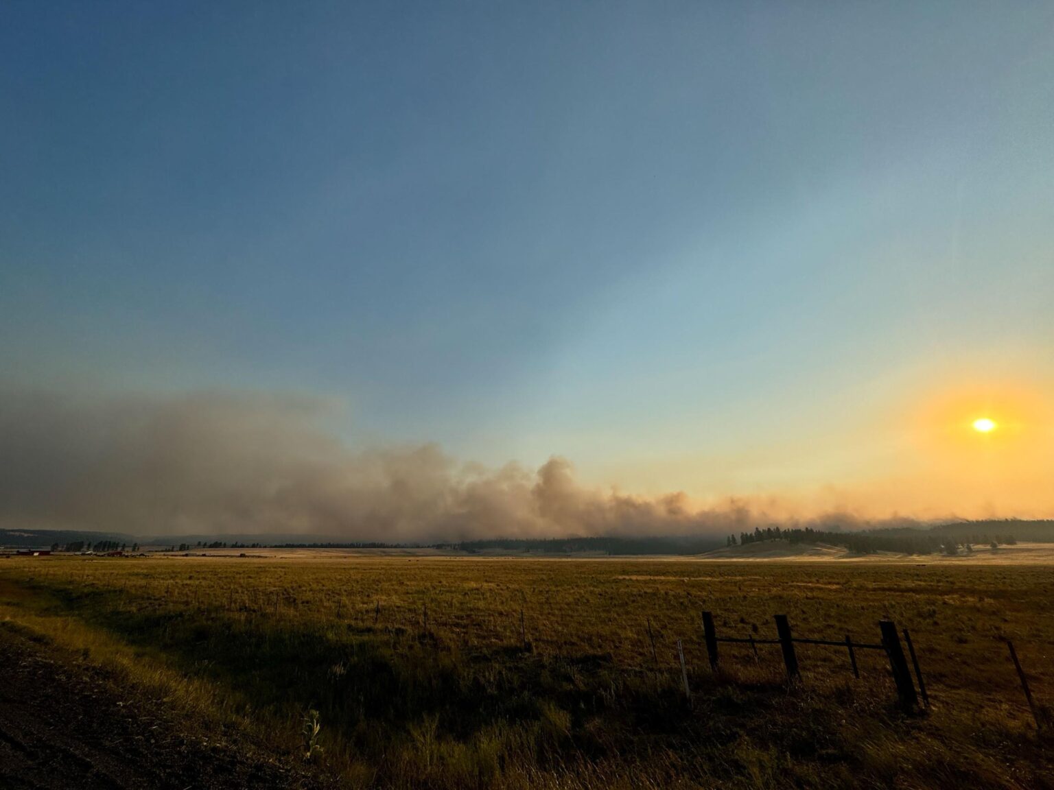 ARCHIVO - Un incendio forestal en las afueras de Ukiah en el condado de Umatilla se convierte en parte del complejo de incendios Battle Mountain que han quemado más de 183,000 acres y destruido siete casas y otras 10 estructuras.