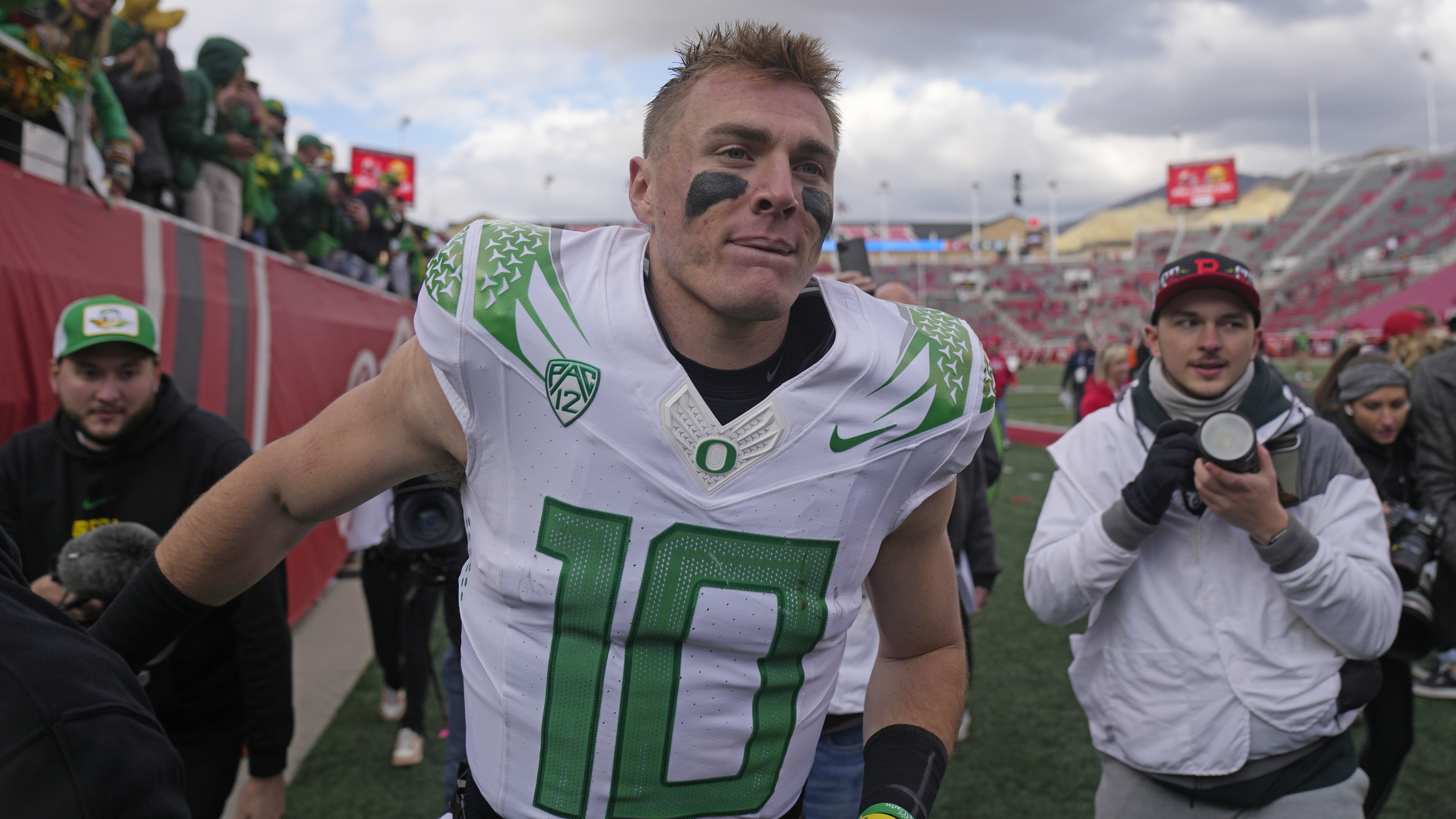 Bo Nix throws for 3 TDs as No. 15 Oregon dominates in 81-7 win