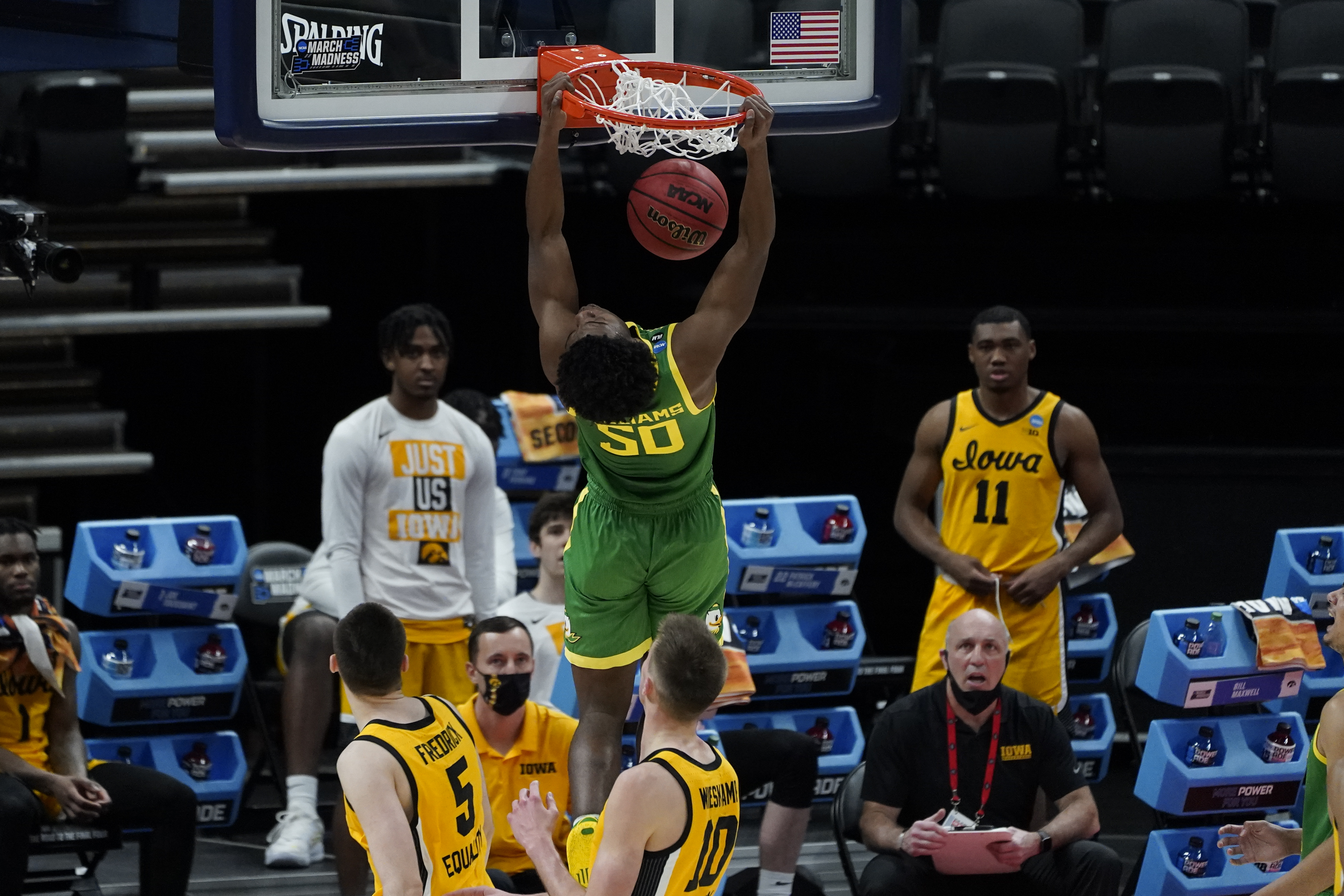 Oregon rolls past Iowa into the Sweet 16 with a 95-80 win