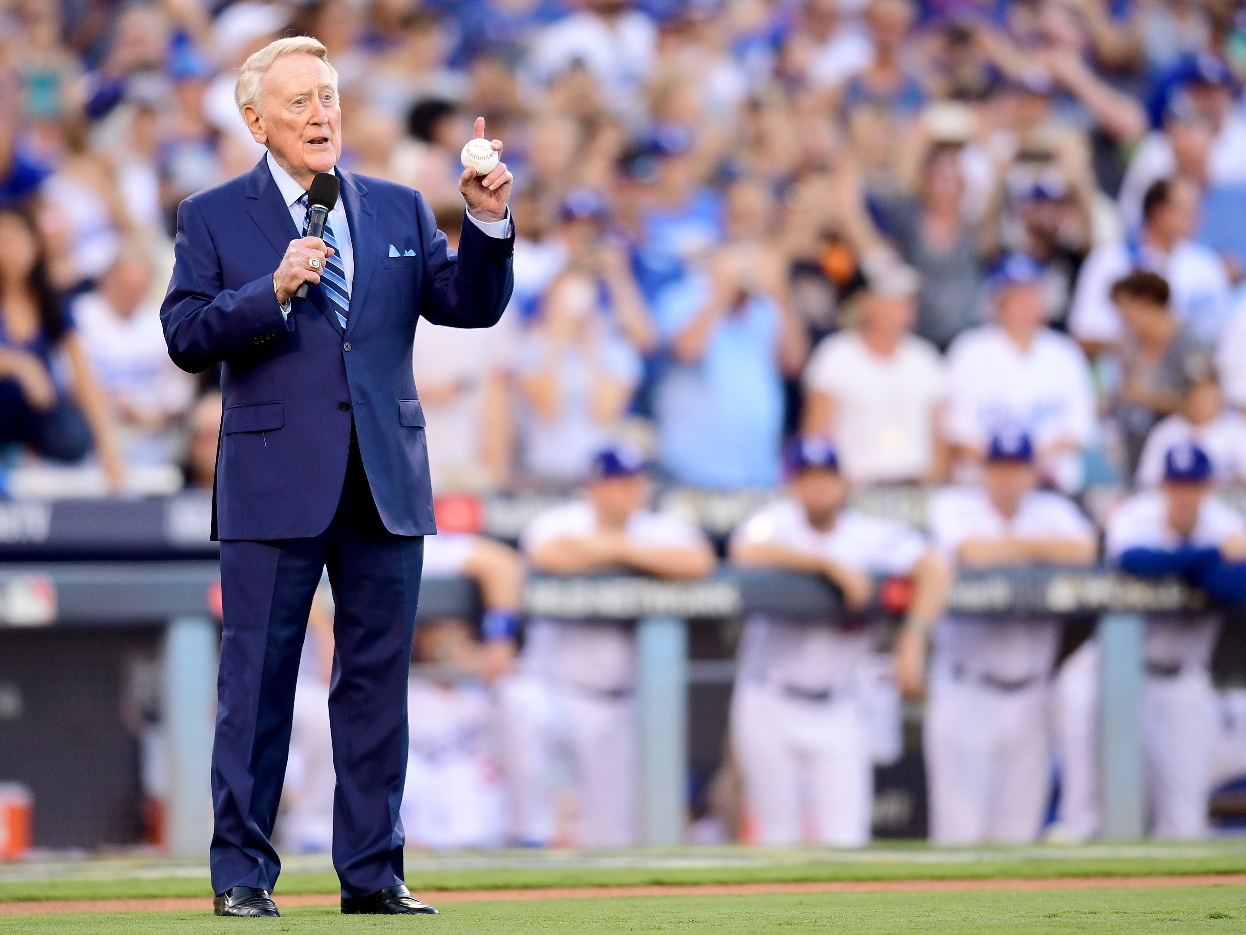 Vin Scully, the famed Los Angeles Dodgers broadcaster, dies at 94