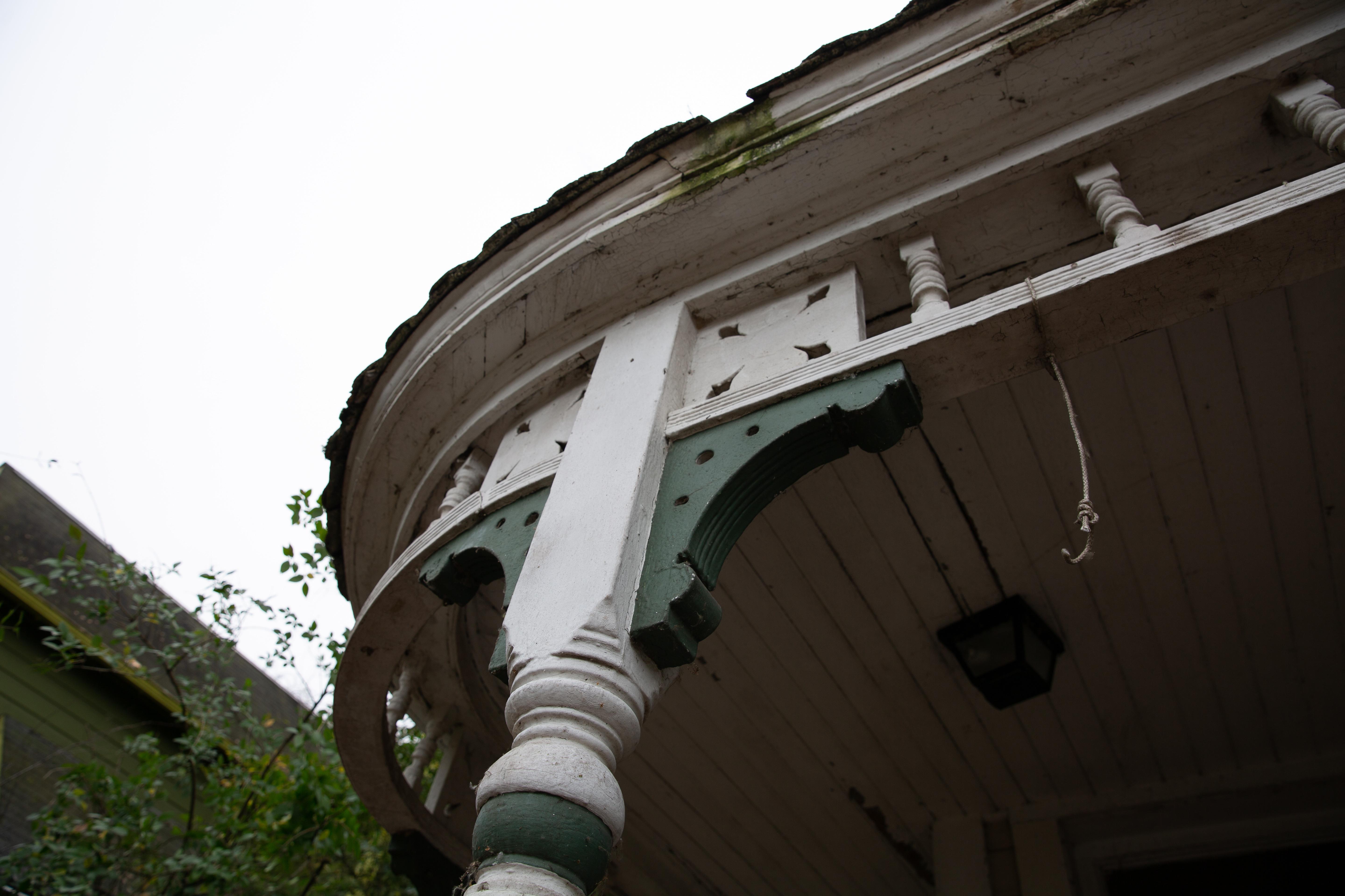 The house's significant architectural features include a curved porch with jigsaw ornament, and spindle ornament. 