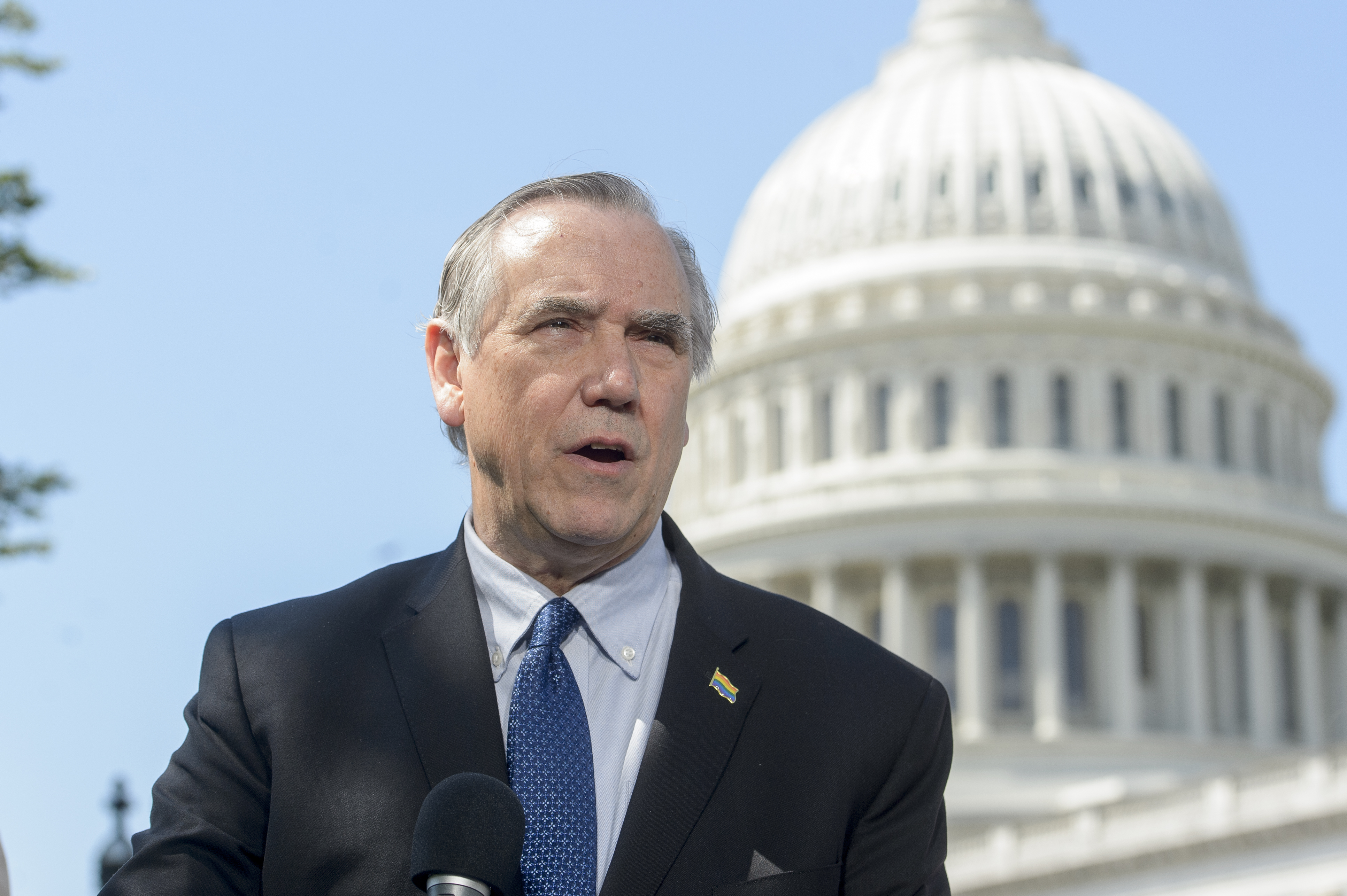 Democratic Sen. Merkley of Oregon speaks for more than 22 hours to protest  Trump amid shutdown - OPB