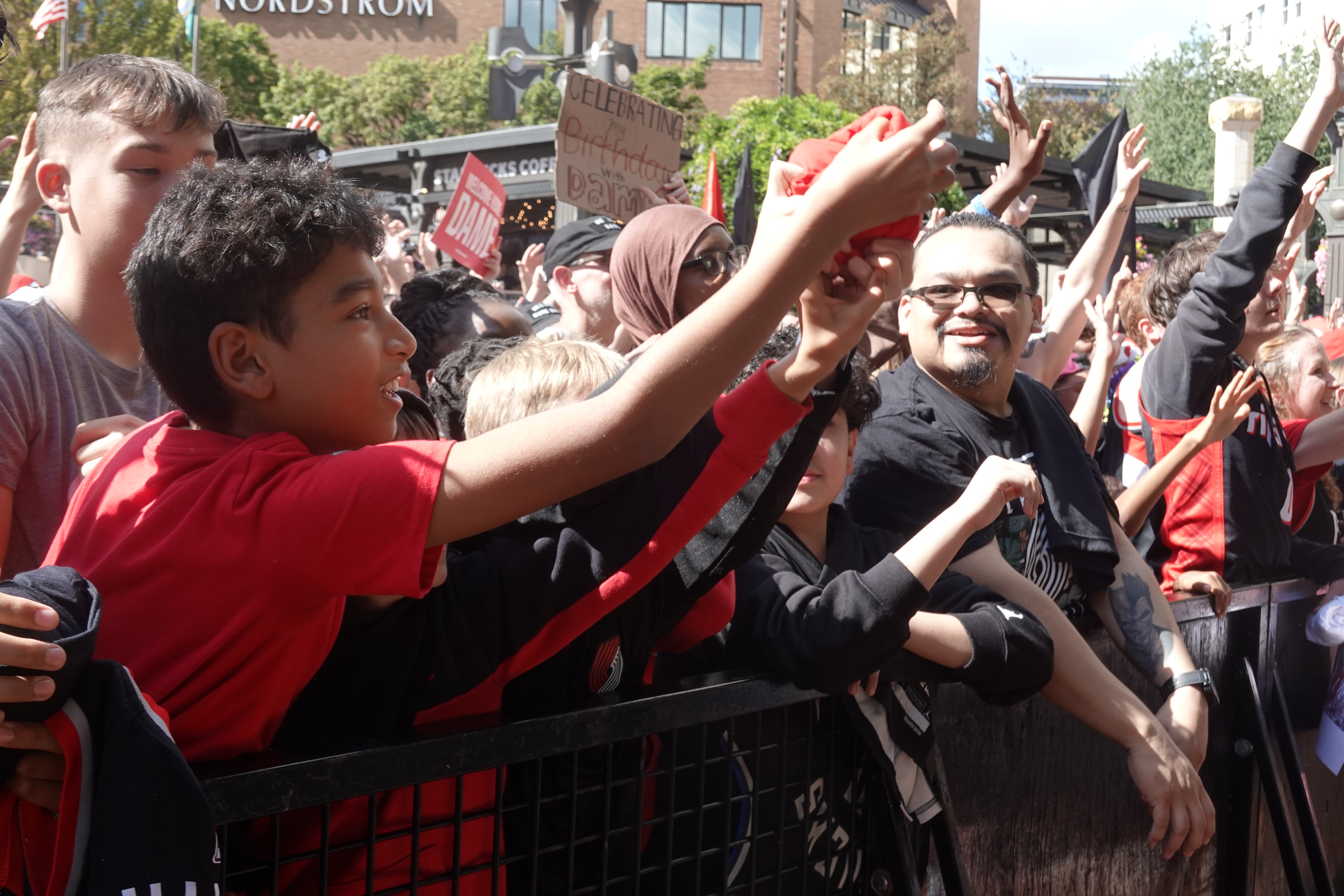 Damian Lillard, Trail Blazer fans reunite at downtown Portland