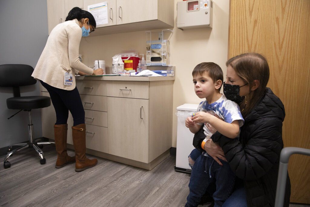 US opens COVID vaccine to little kids, shots begin next week - OPB