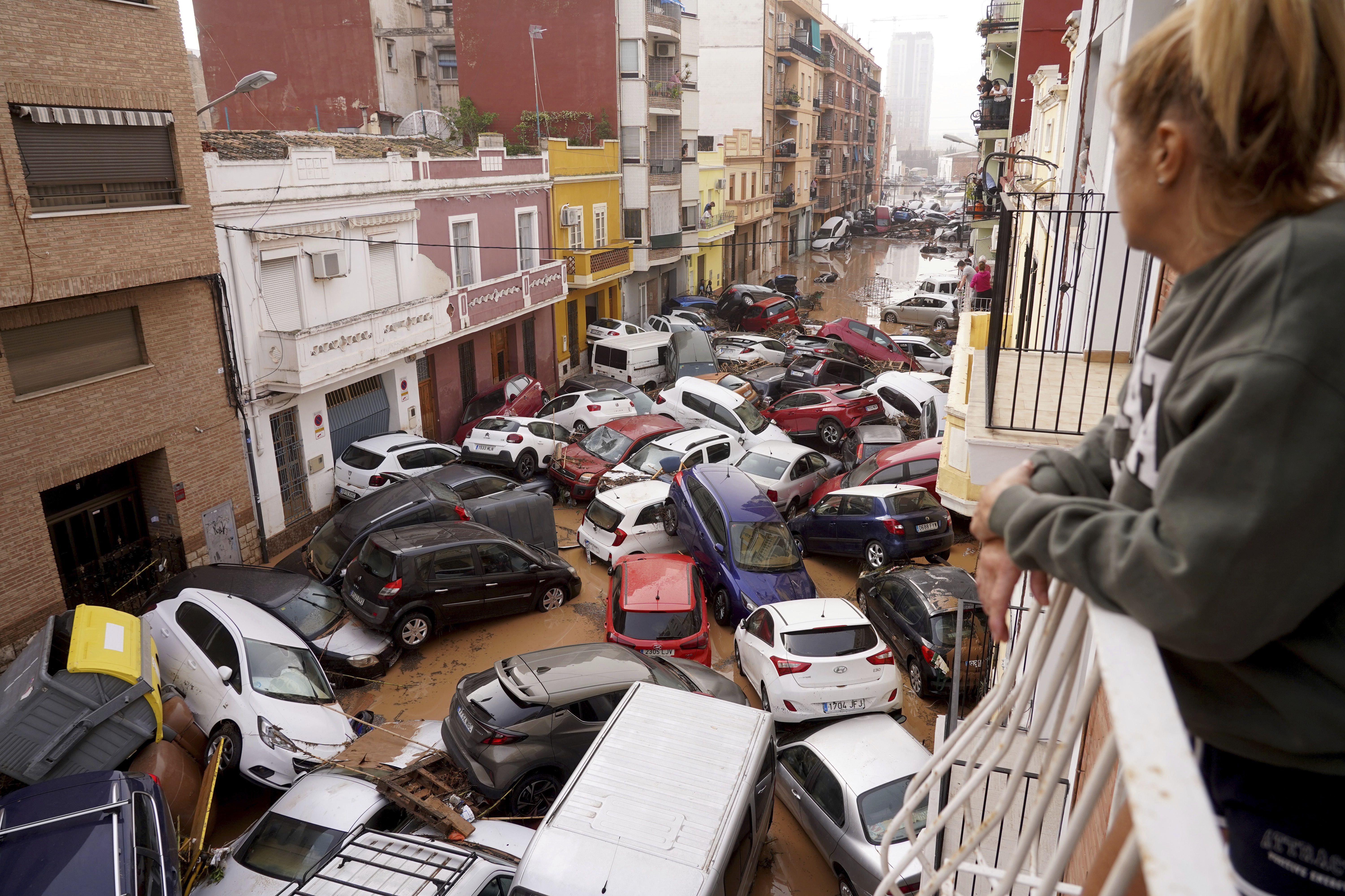Spain flooding: PH๏τos show the devastation in Valencia - OPB