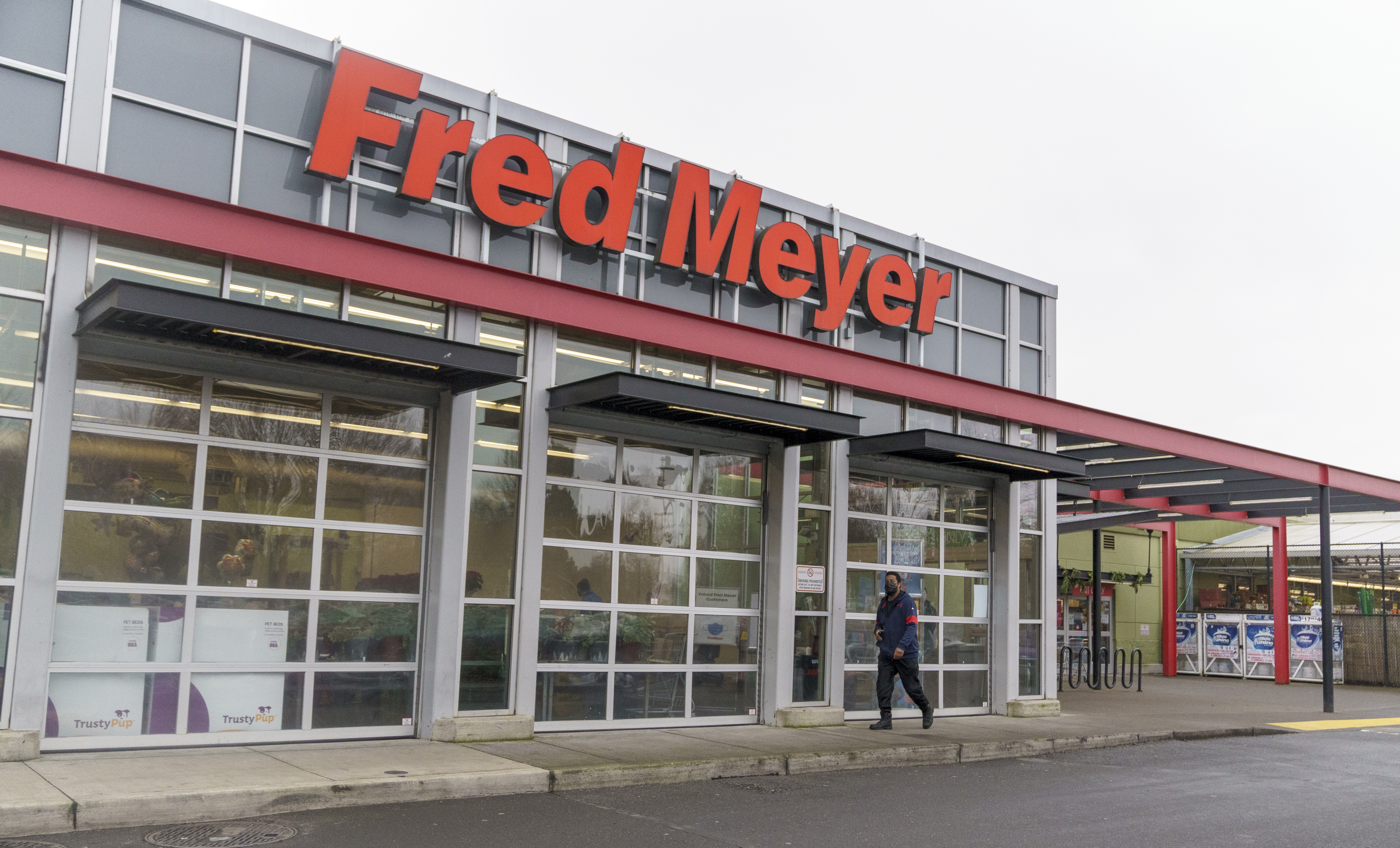 Owner of Fred Meyer aims to also own Safeway parent Albertsons in