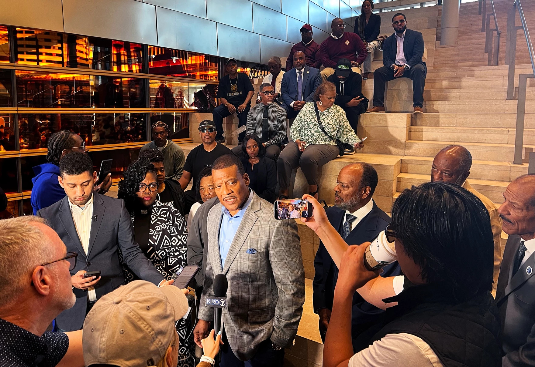 Supporters rally for police chief amid reports he was ousted after Seattle Center mass shooting