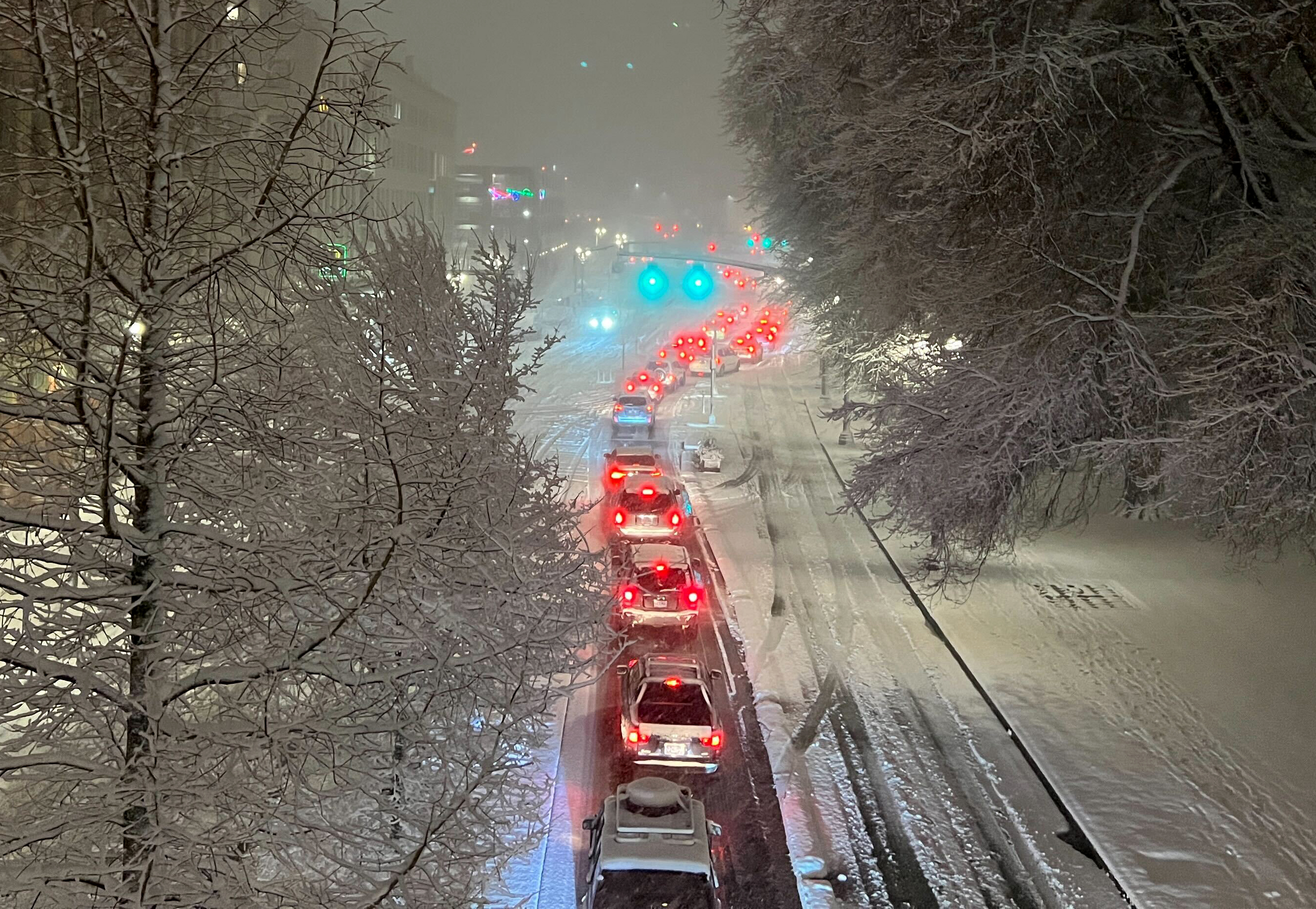 Record heavy snow disrupts Tokyo transit, including flights 