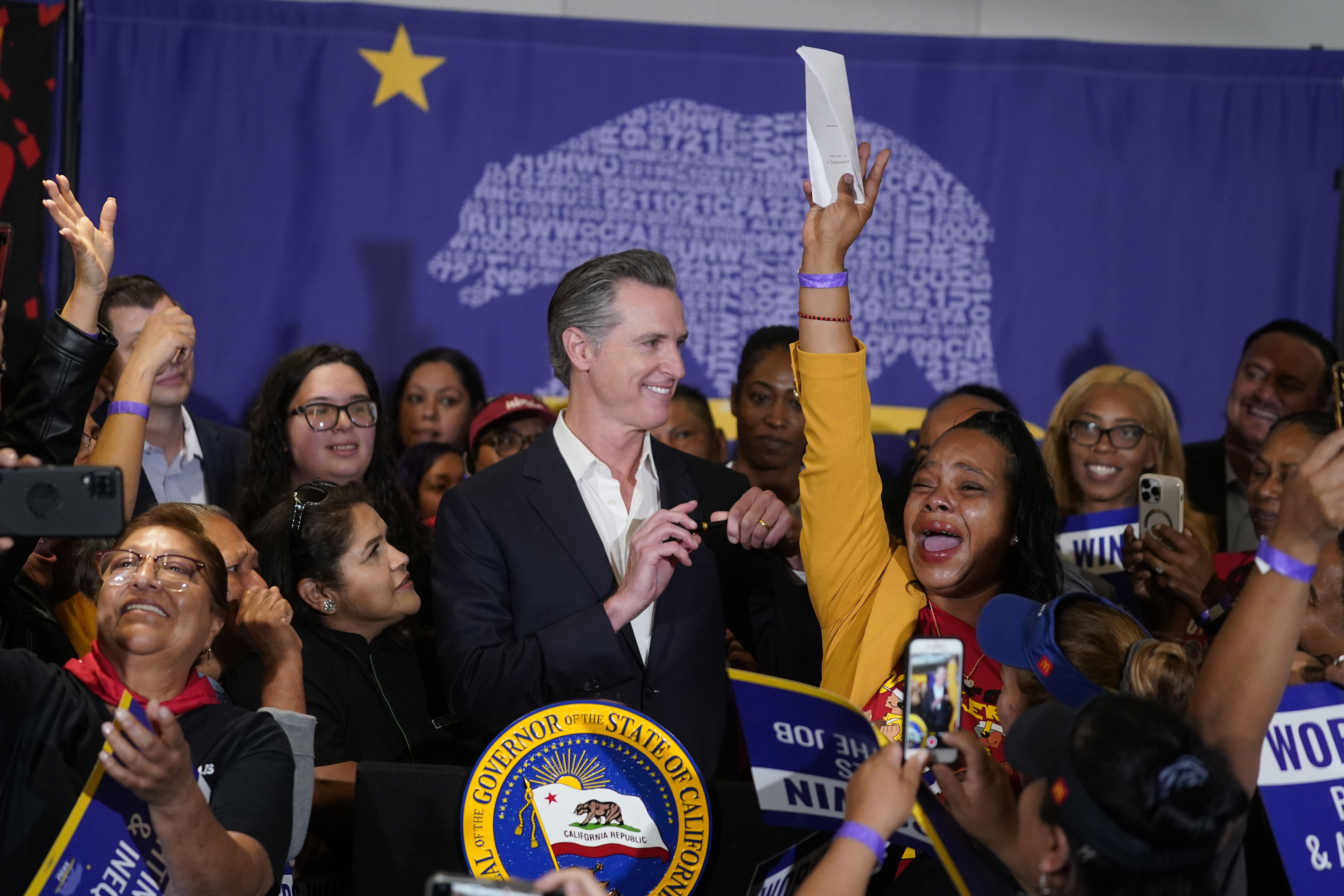 New California law raises minimum wage for fast food workers to $20 per  hour - OPB