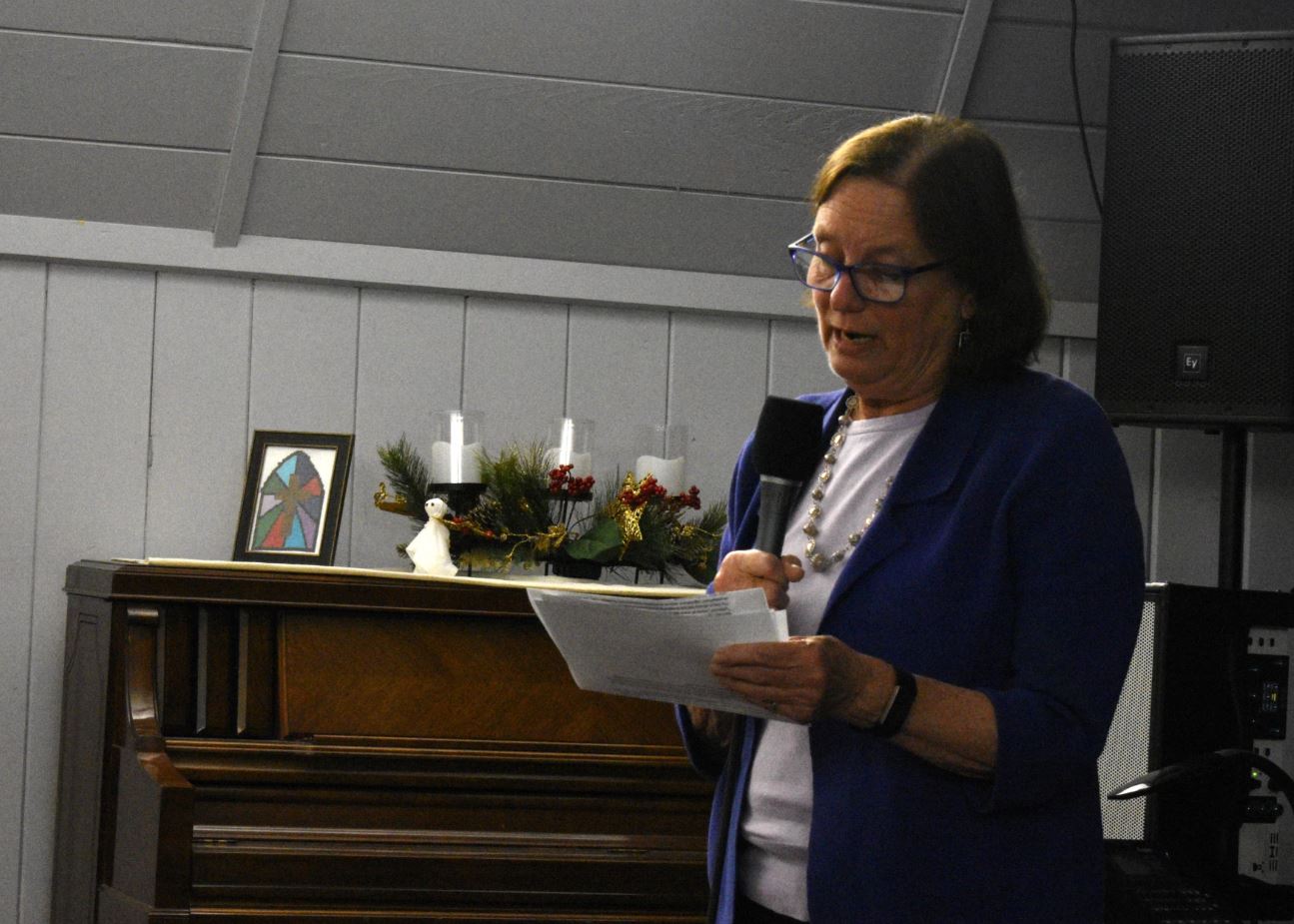 Eugene Mayor Lucy Vinis speaks to concerned neighbors.