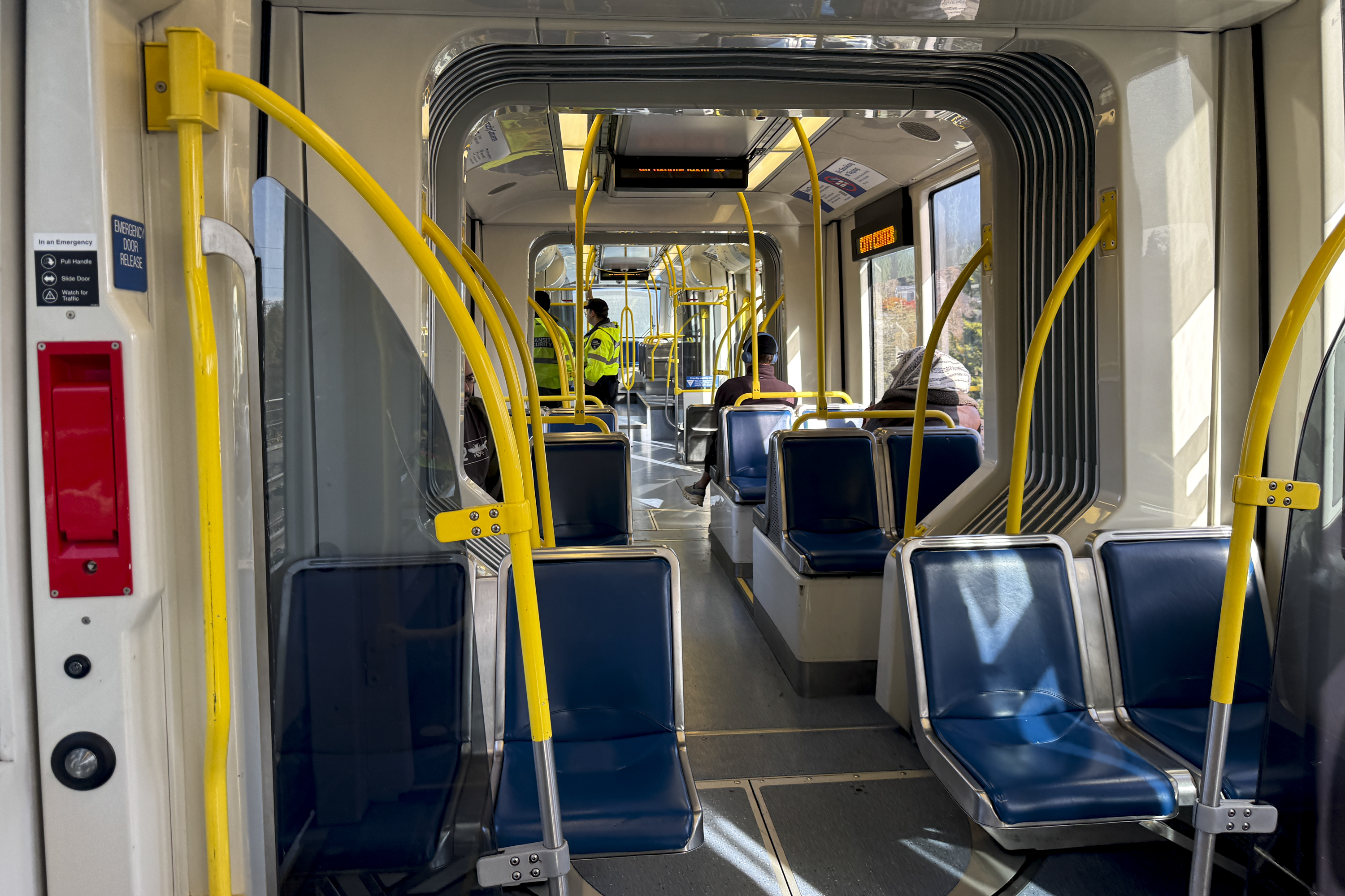 TriMet to cut over 400 positions, reduce bus service - OPB