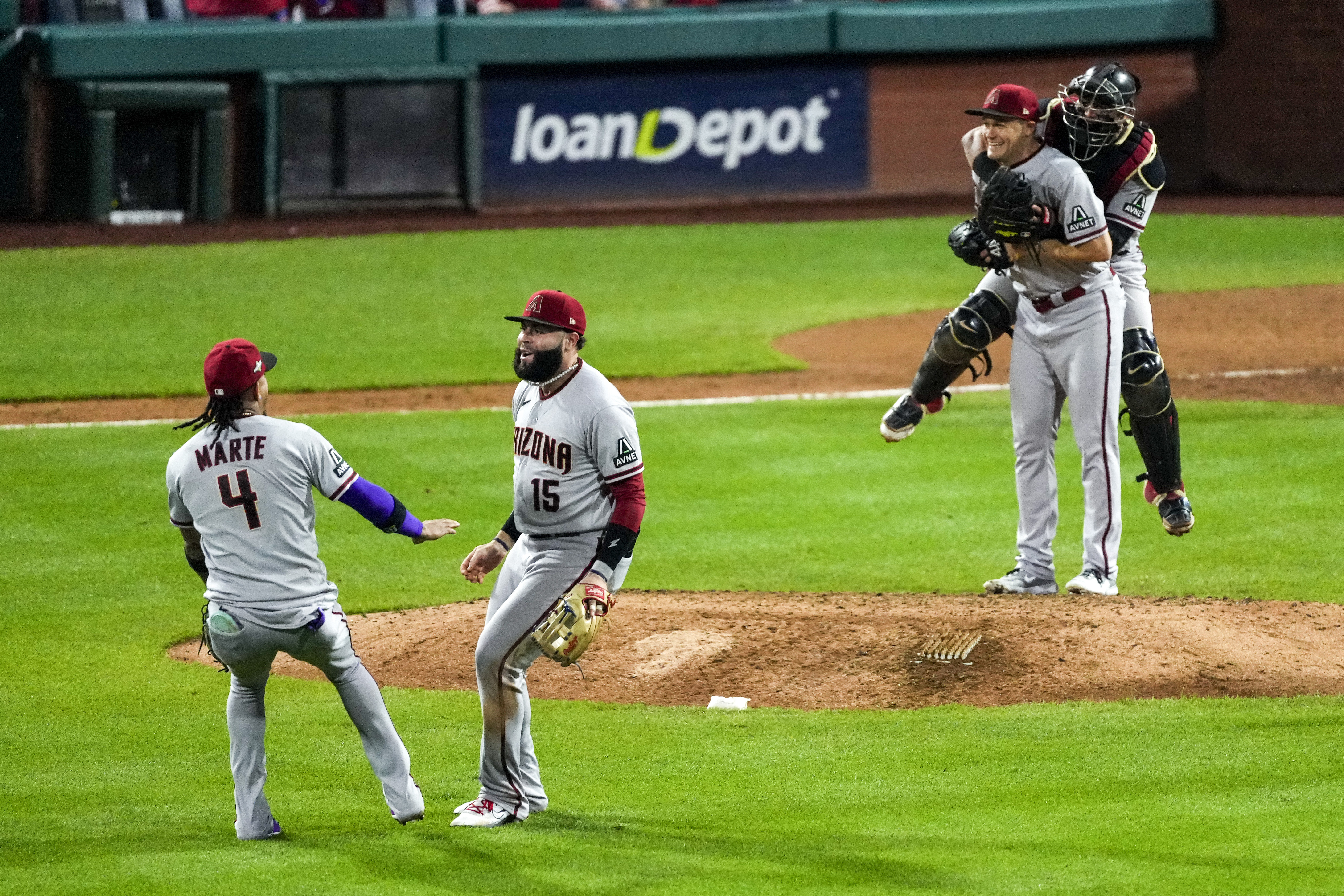 Diamondbacks lose to Rangers in World Series Game 3 - Axios Phoenix