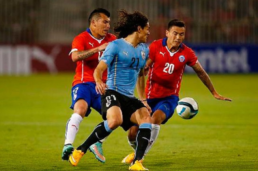 Uruguay vence en un tenso partido a Argentina, y Messi lanza un