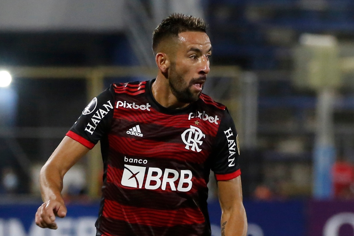 Michael, compañero de Mauricio Isla en el @flamengo, sorprendió con este  particular corte de pelo en el partido por la Copa de Brasil ante…