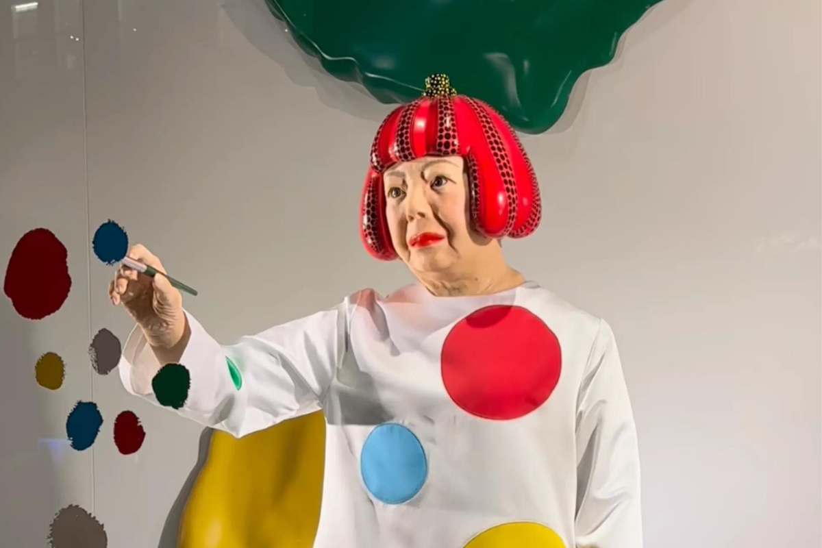 Los robots hiperrealistas de Yayoi Kusama en las vitrinas de Louis