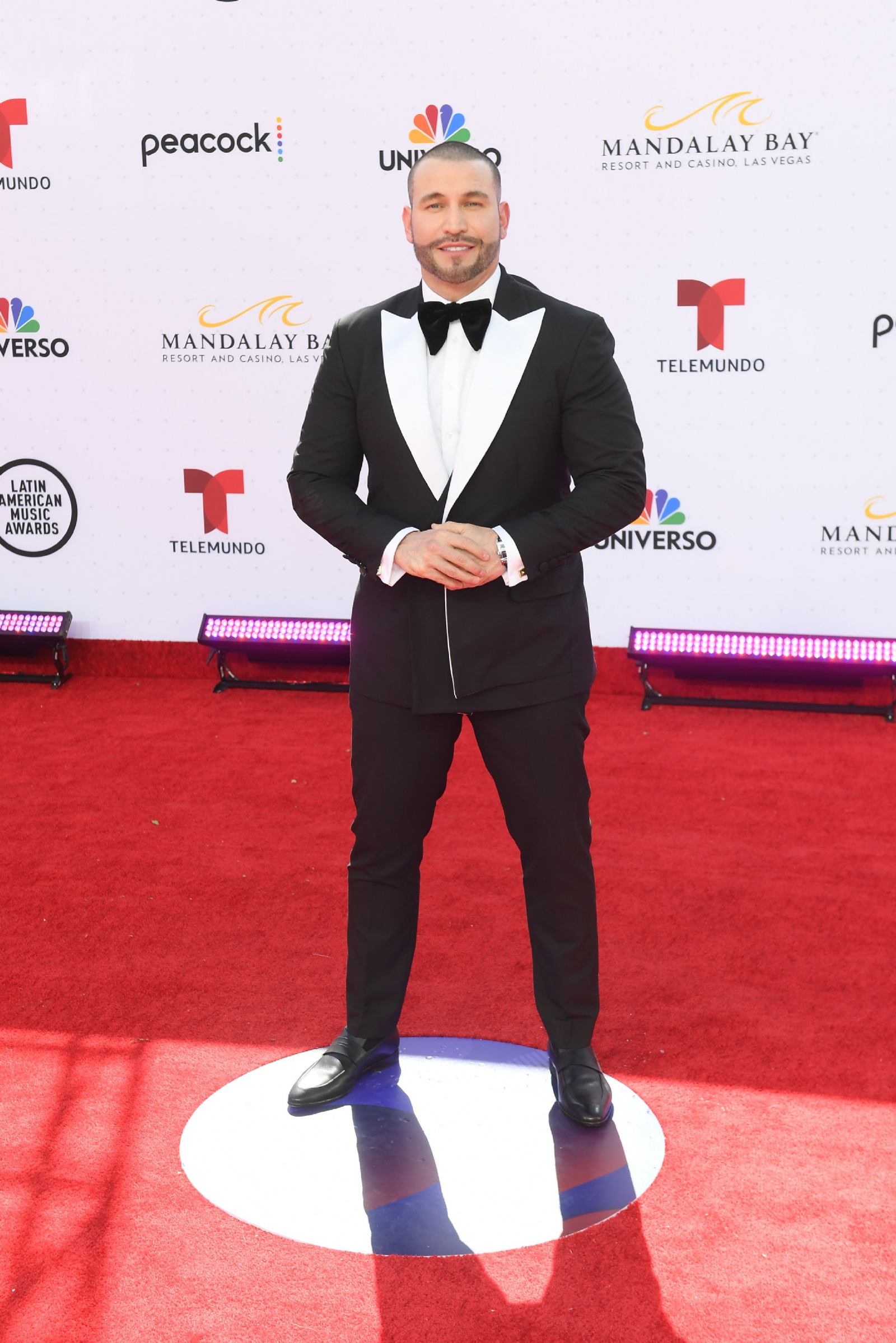 Deslumbran celebridades en la alfombra roja de los AMAs