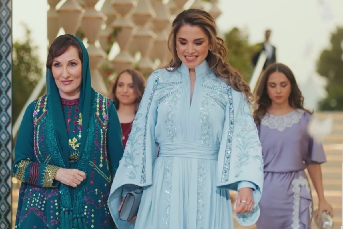 Reina Rania deslumbra en la fiesta de Henna de su nuera con un costoso look azul – X