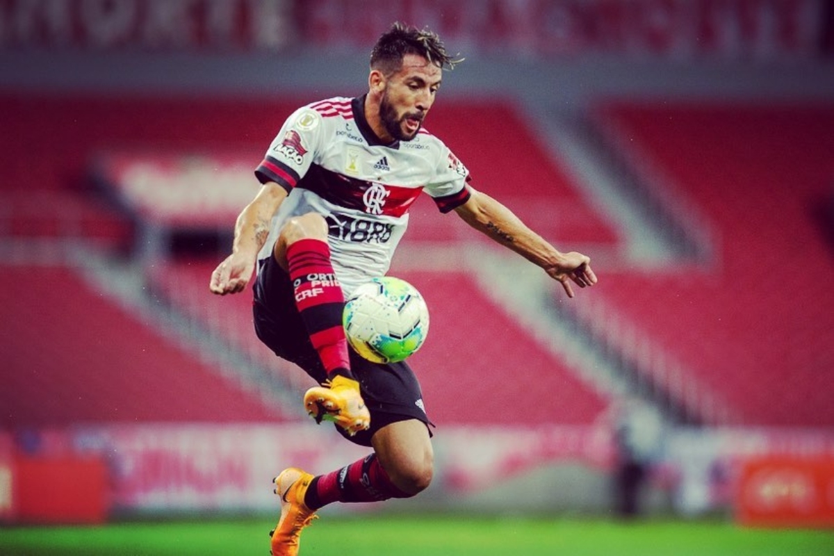 Huaso titular!🤪⚫🔴🔥 Mauricio Isla sigue su travesía en tierras brasileñas  y hoy nuevamente irá desde el inicio. El Flamengo recibe a…