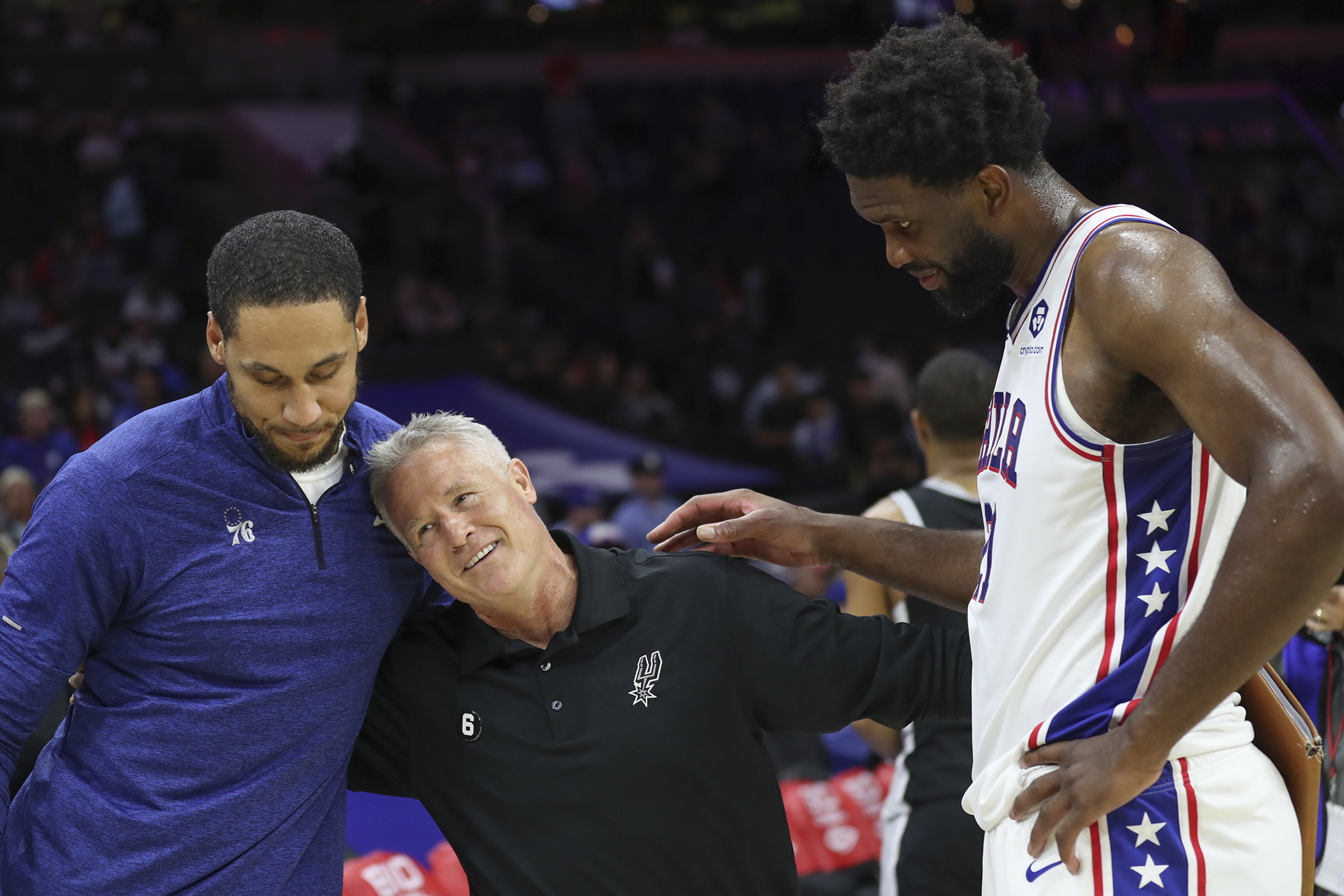 Eagles Jalen Hurts RINGS the bell at Sixers game, pumps up Philly crowd 