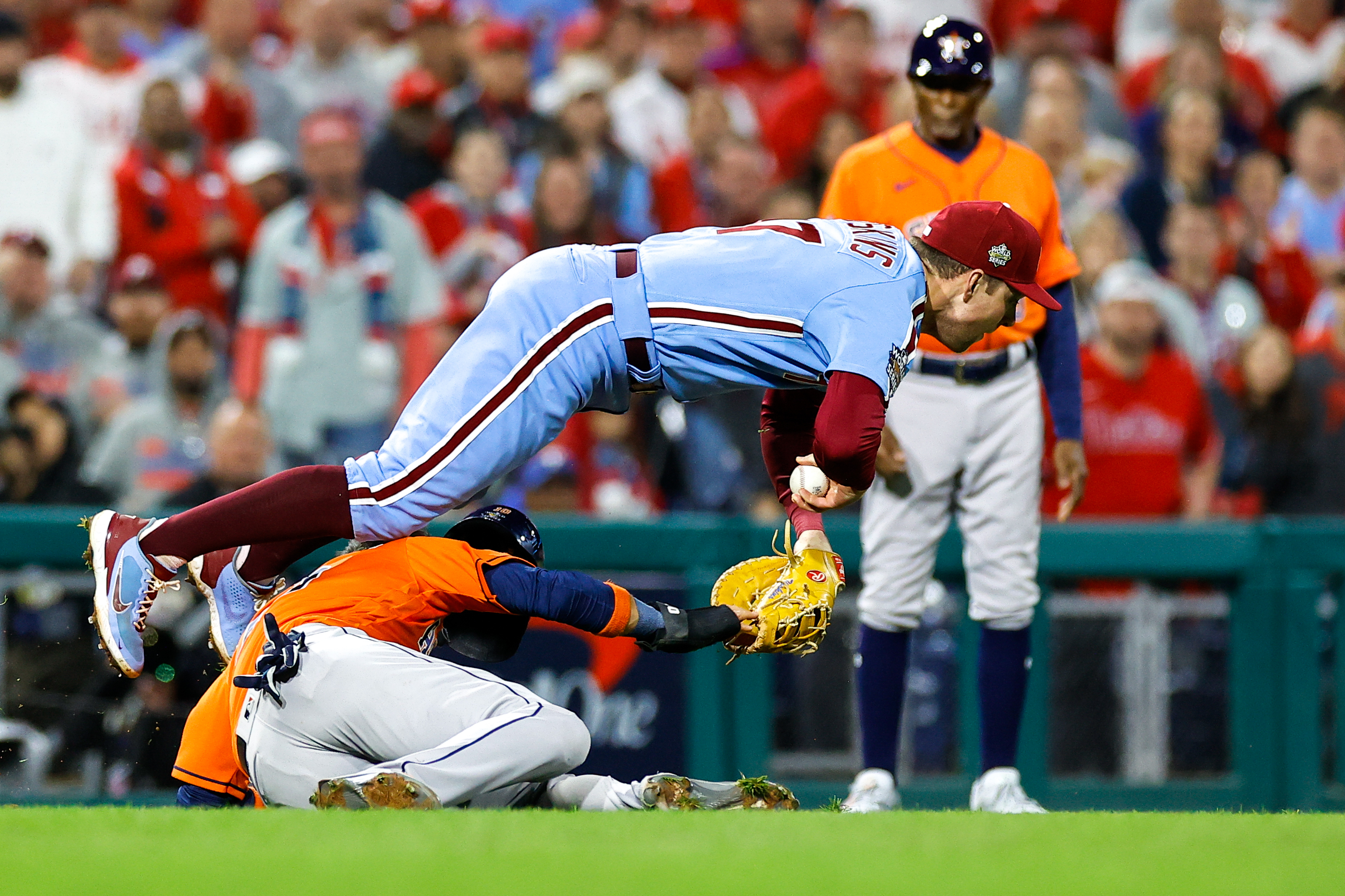 Kyle Schwarber's error at 1B sparked huge inning for Astros in Game 5