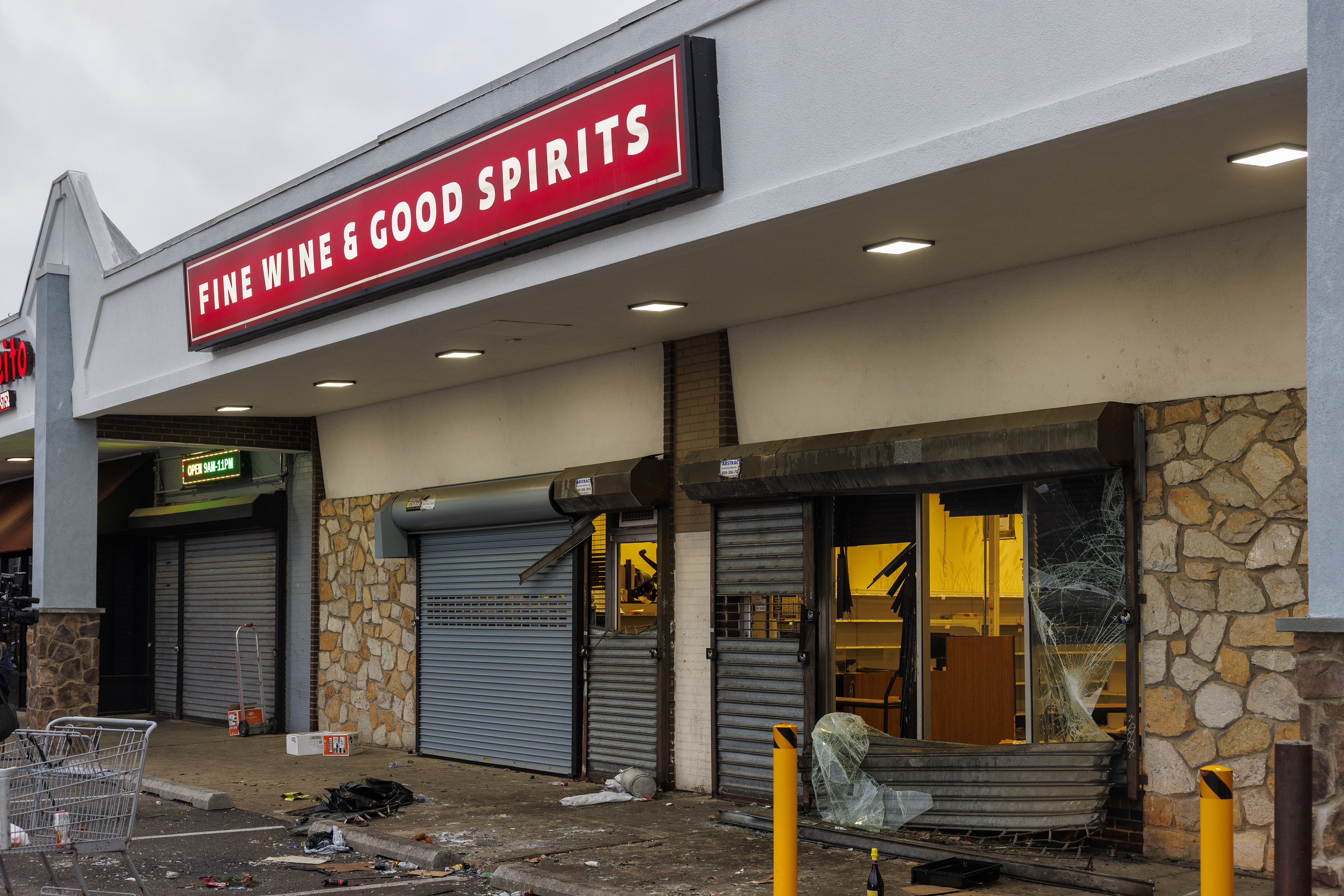 Philly looting: Over 50 arrested. Dozens of liquor outlets are