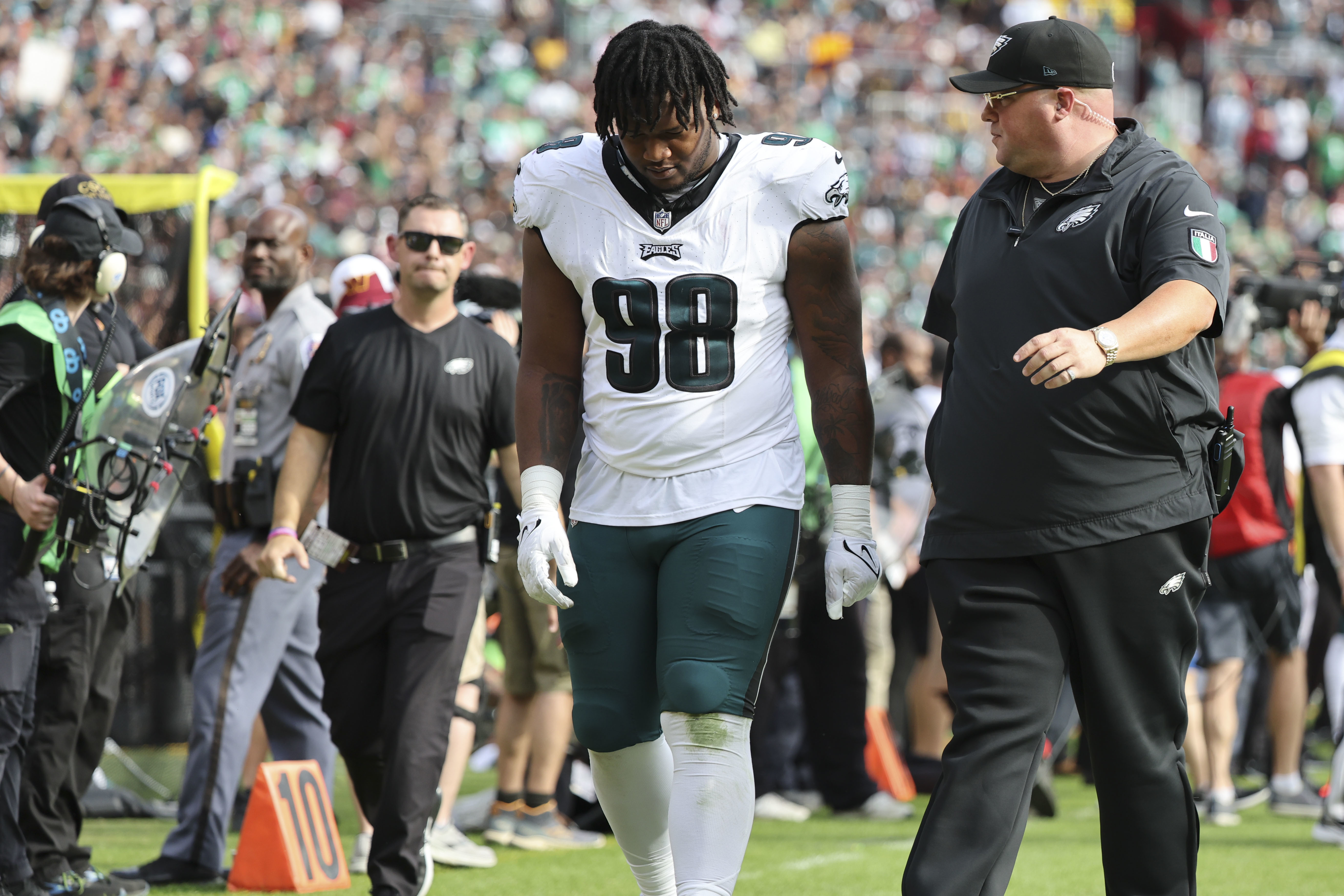 Jalen Carter suffers back injury in Eagles vs. Commanders game