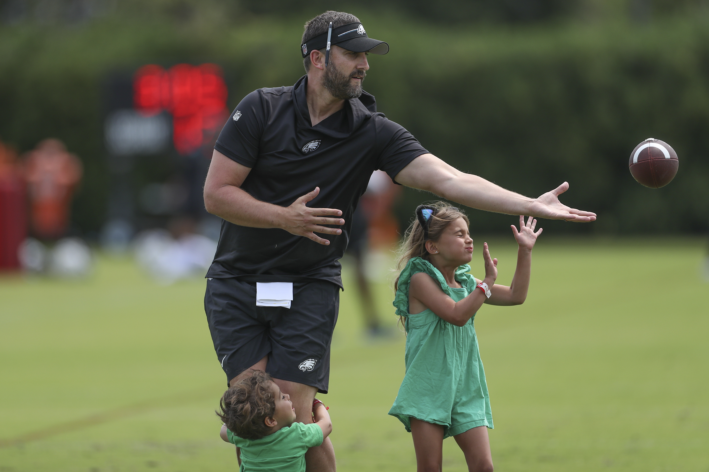 Eagles training camp: Marcus Mariota's acclimation to the playbook starts  with Jalen Hurts