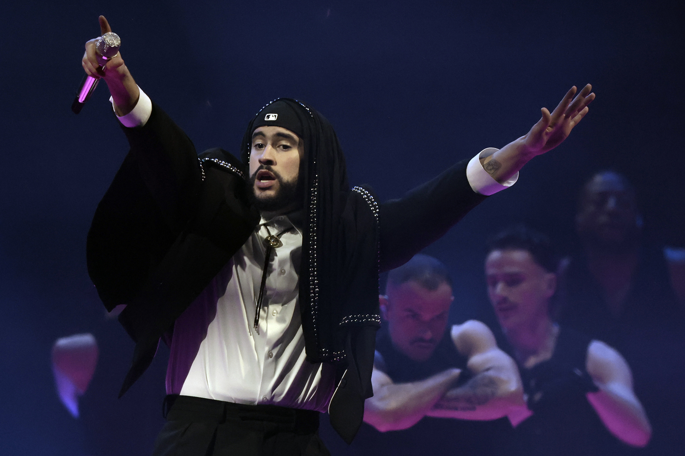 【激レア】「BAD BUNNY」ロンT & リストバンド　VIPエリアで配布 Bad Bunny's Most Wanted Tour stop at the Wells Fargo Center in
