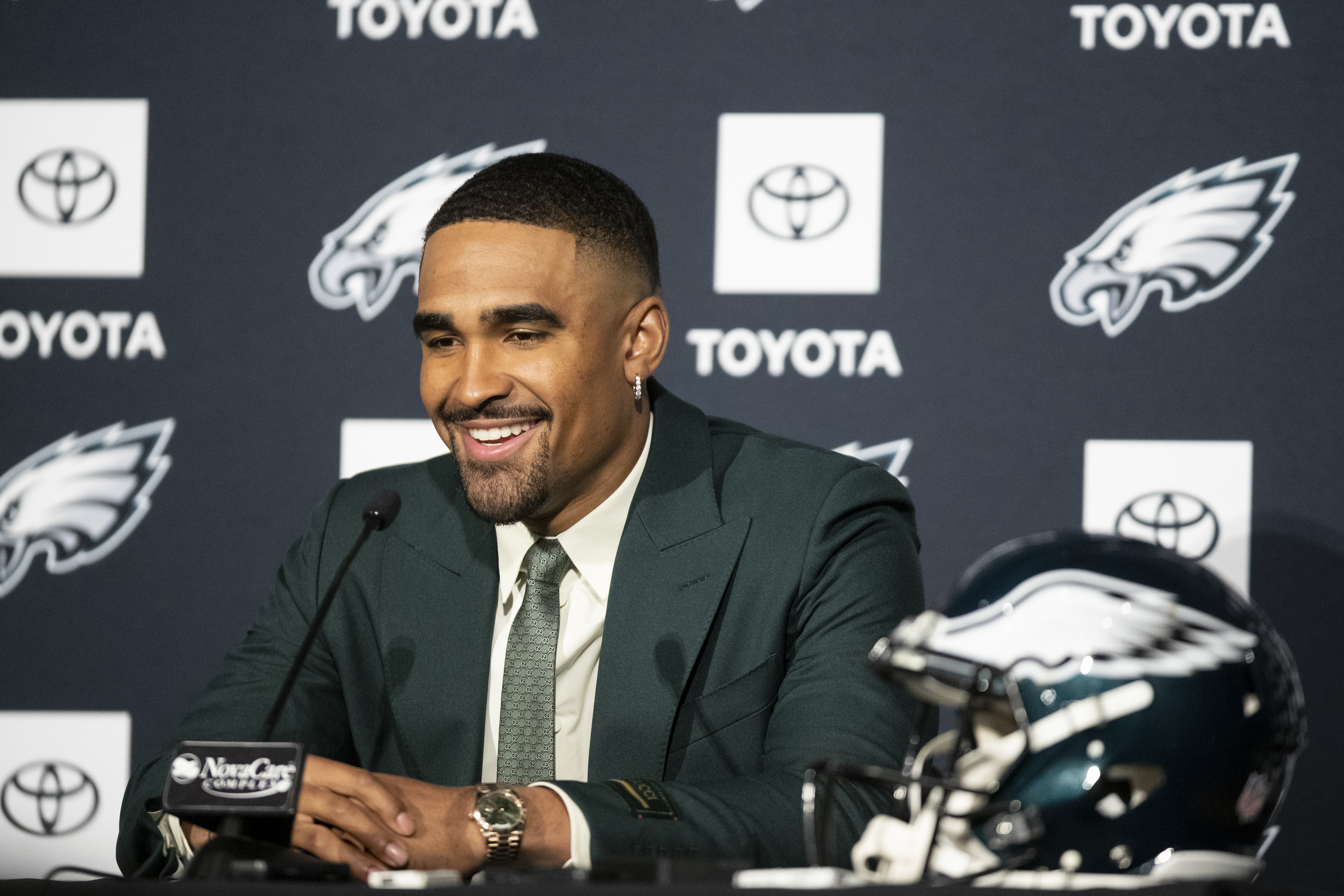 LOOK: Eagles coach sports Jalen Hurts t-shirt in Friday press conference