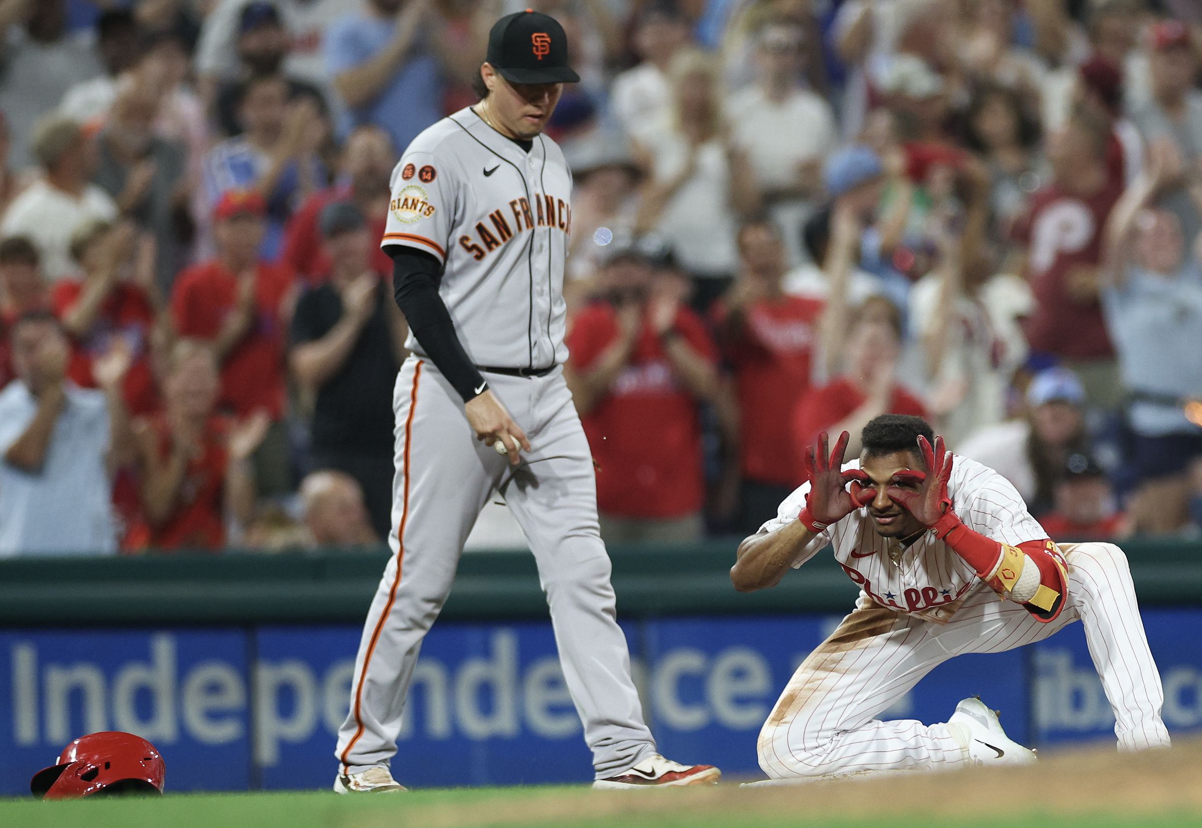 Bryce Harper hits inside-the-park homer in Phillies' win over Giants