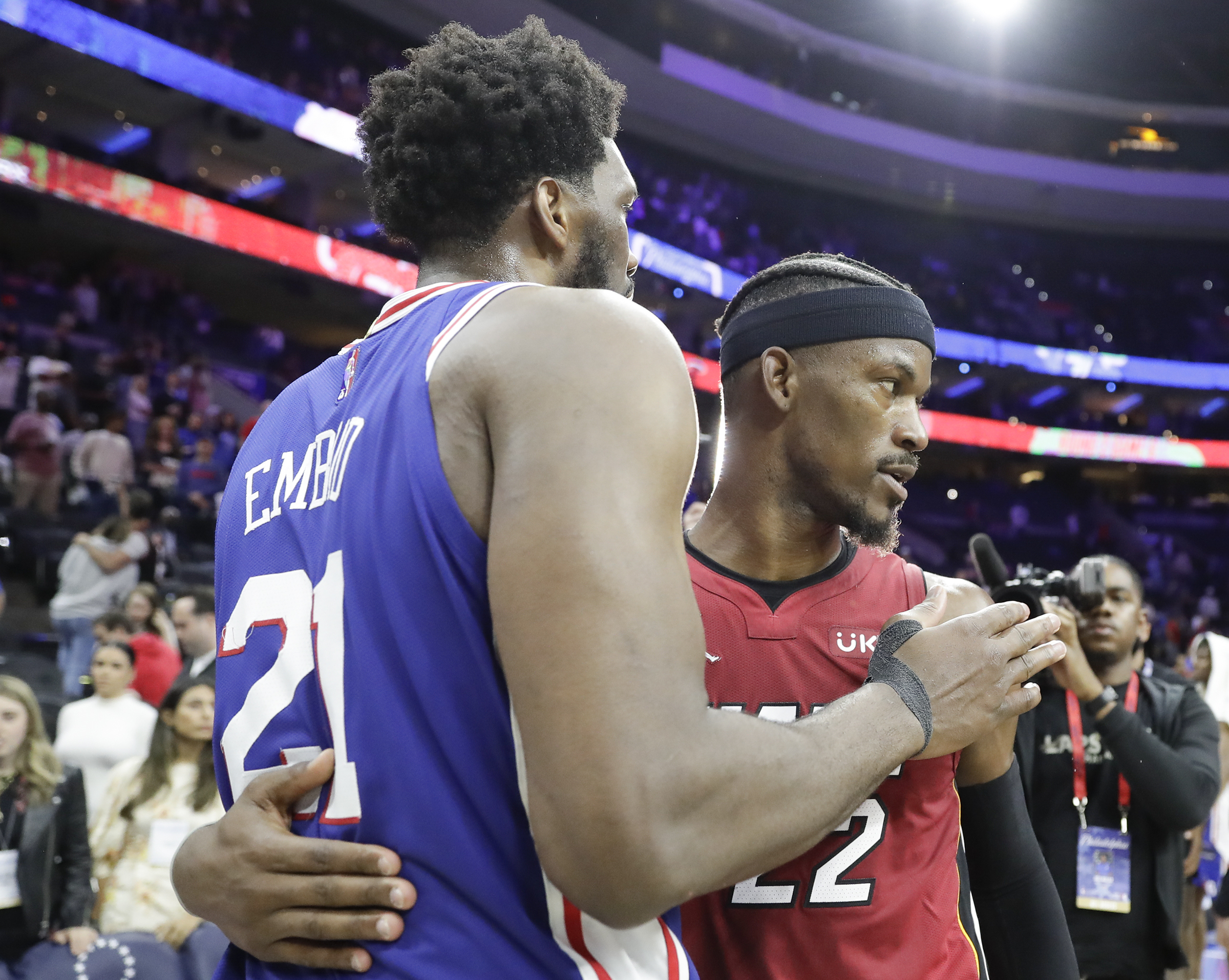 Jimmy Butler doesn't care about Embiid's mask 😂