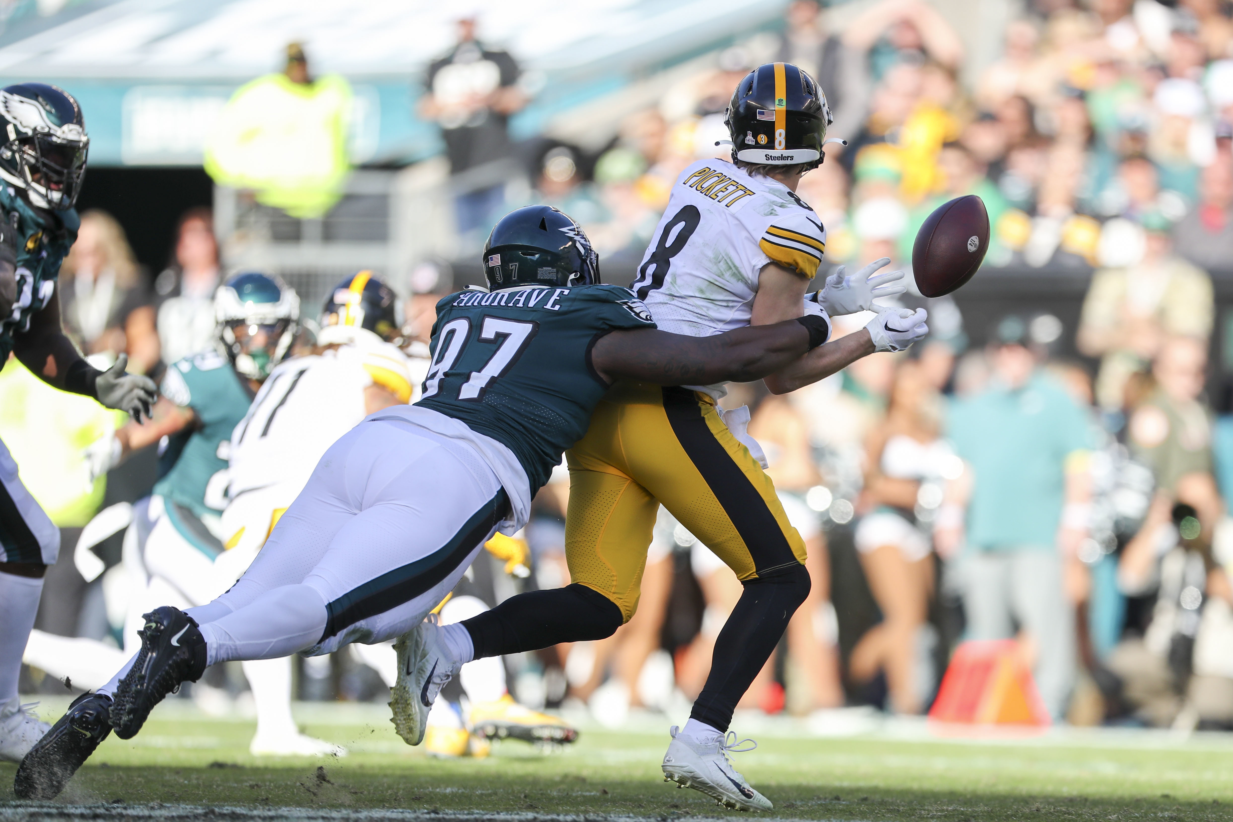 Eagles beat Steelers as A.J. Brown, Jalen Hurts combine for three TDs