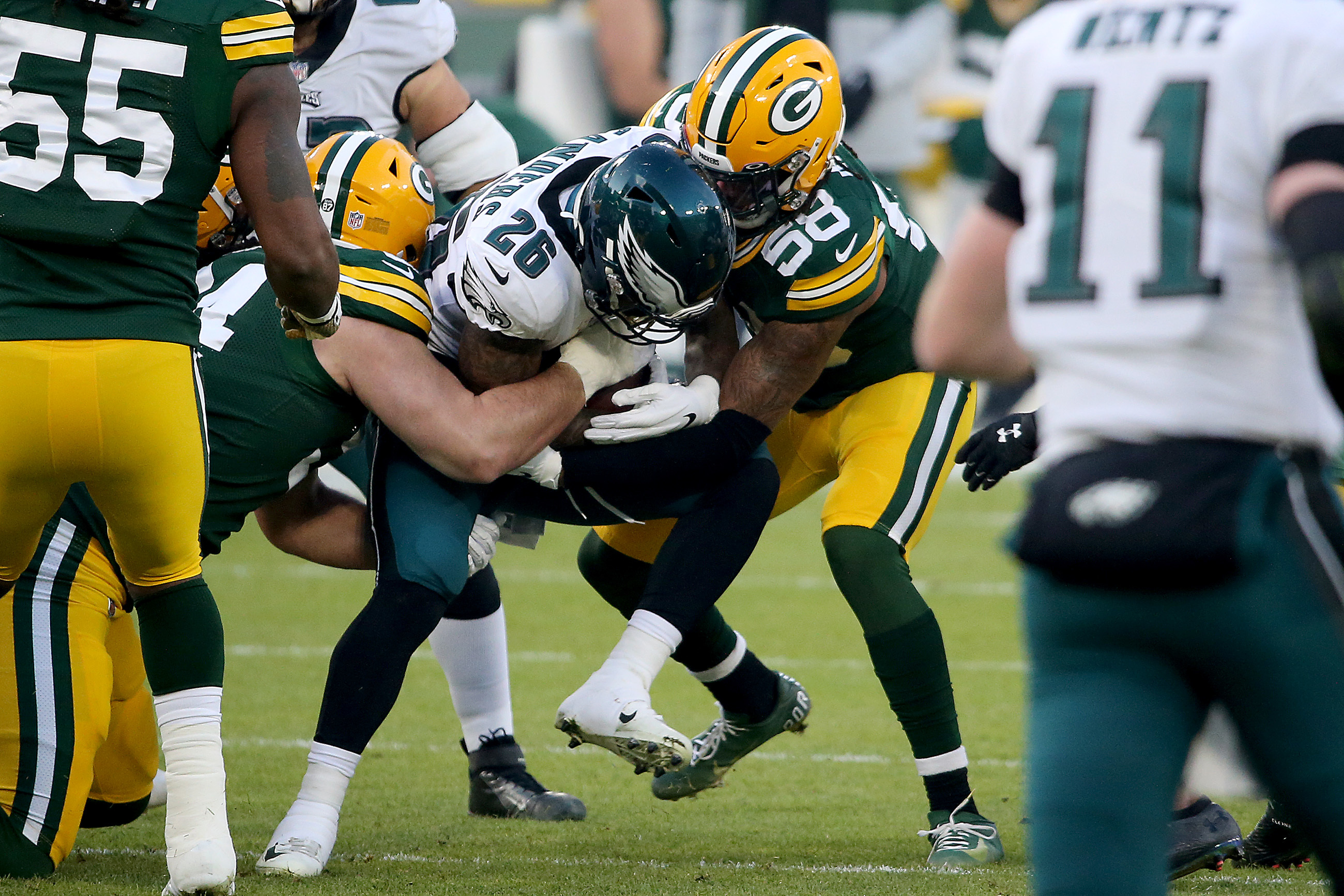 Wentz benched for rookie Hurts in Eagles' 30-16 loss to Packers