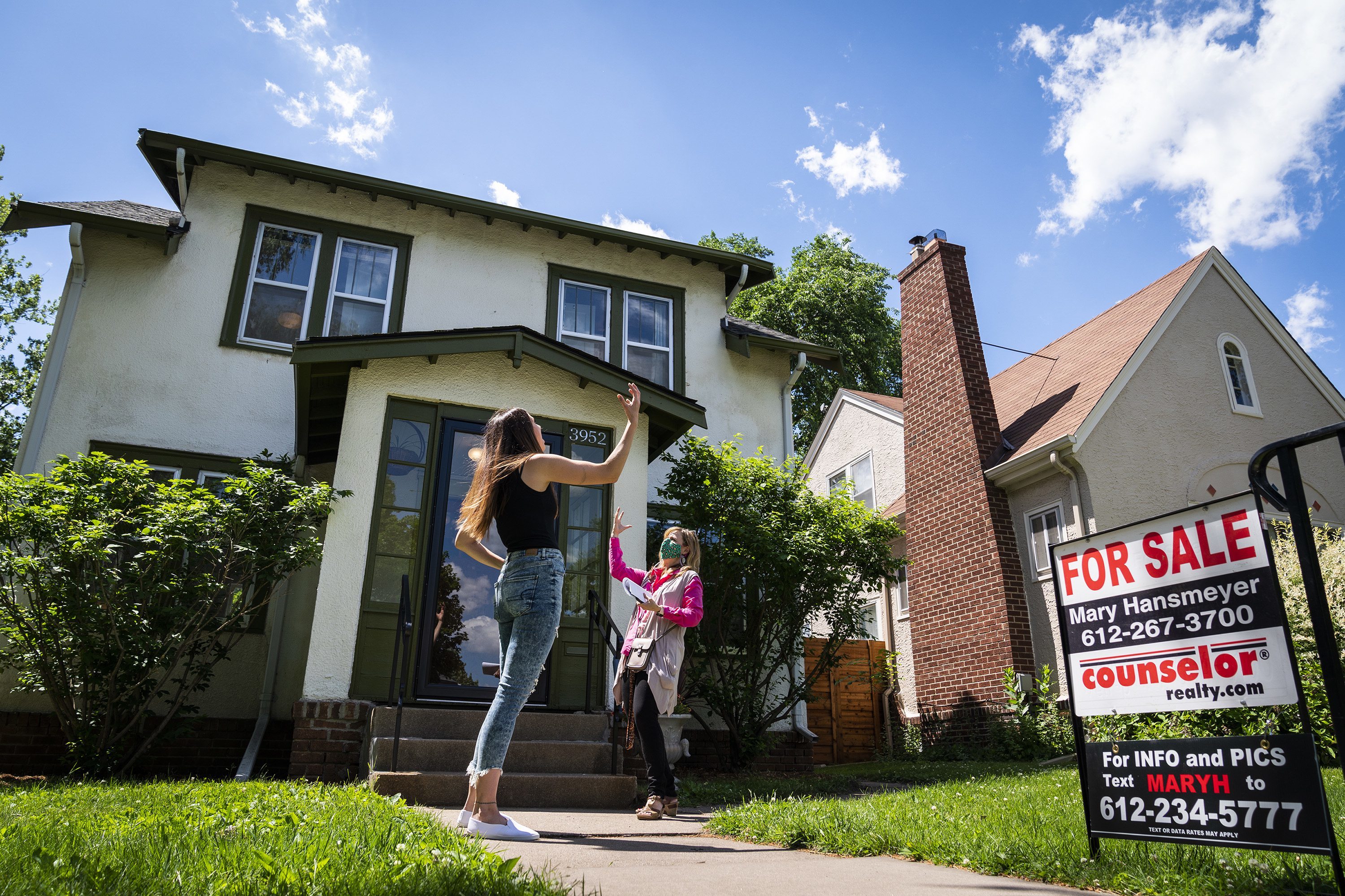Real estate commissions fall to new lows as homes fly off the market