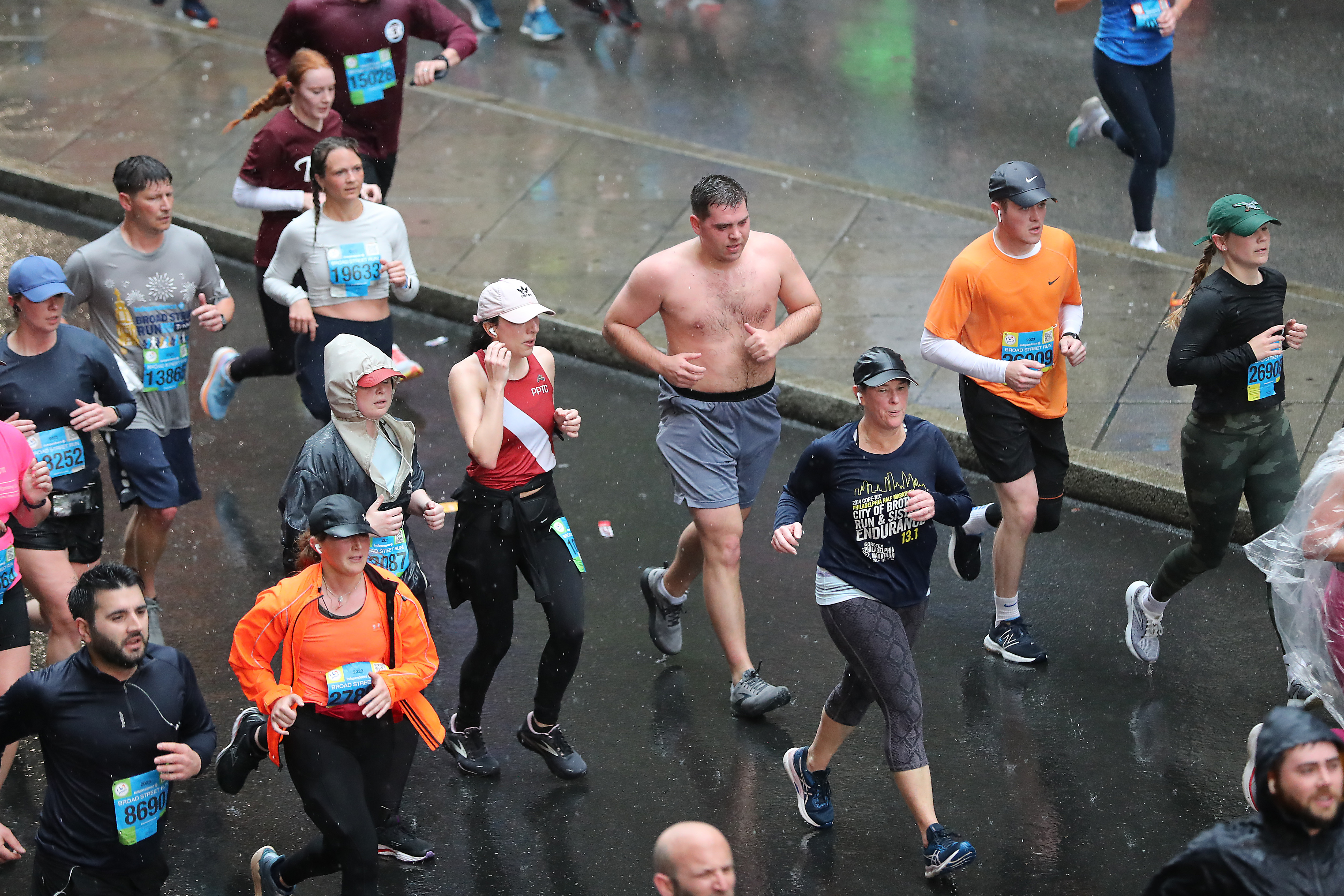 Broad Street Run: Philly man runs race with basketball and Allen