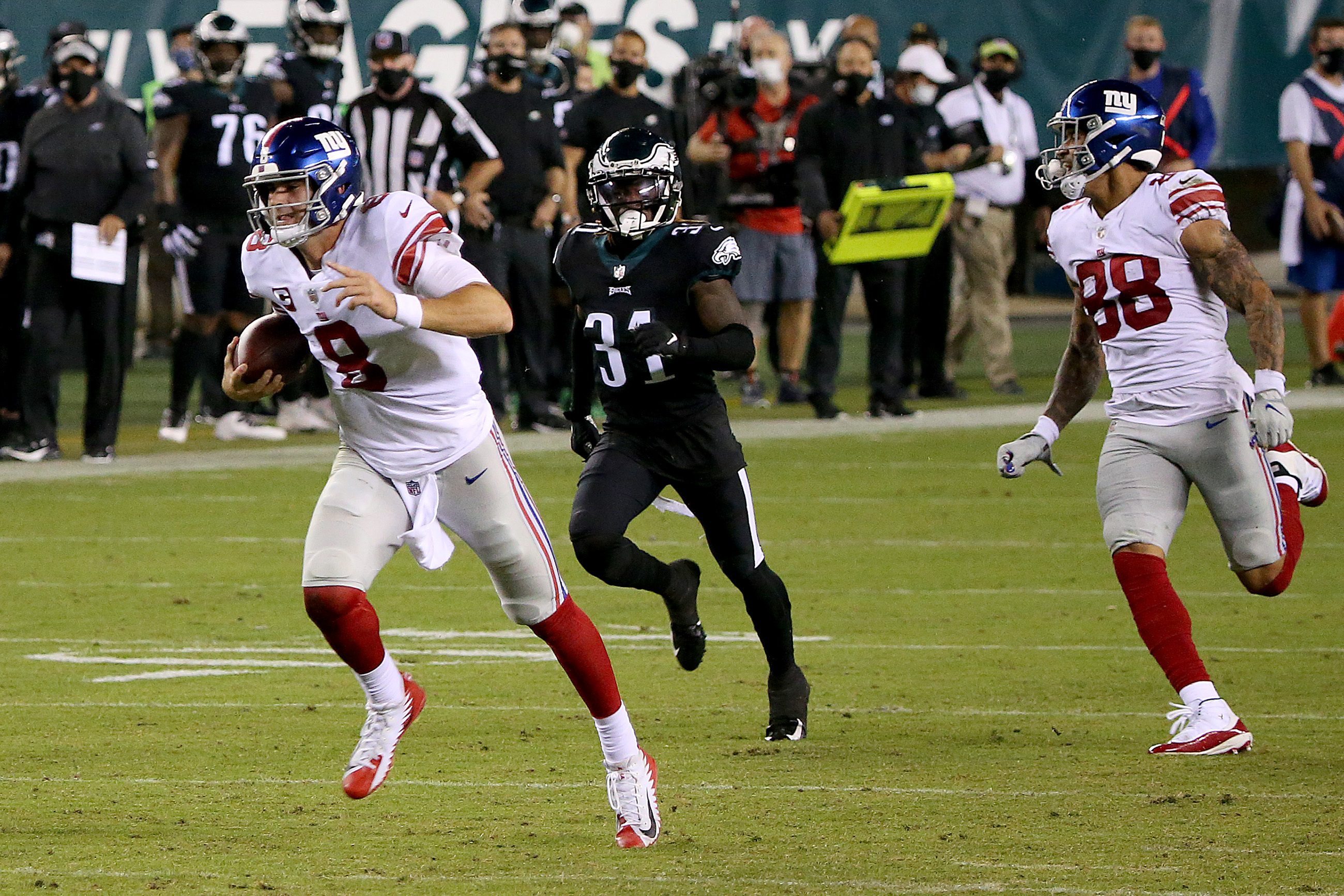 Watch Boston Scott make amazing catch to give Eagles huge win vs