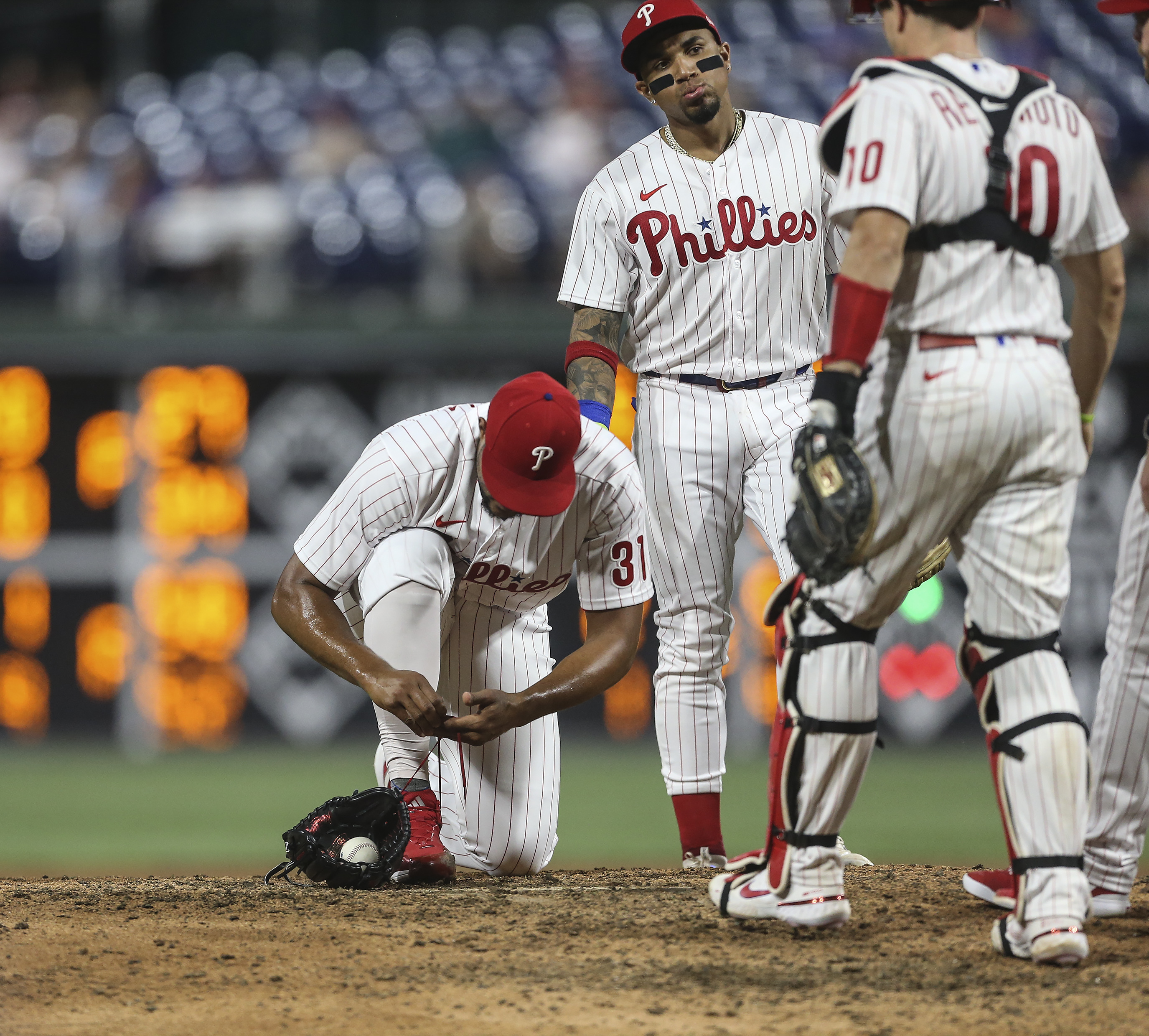 Jean Segura suffers finger injury in Phillies' brutal loss to Giants