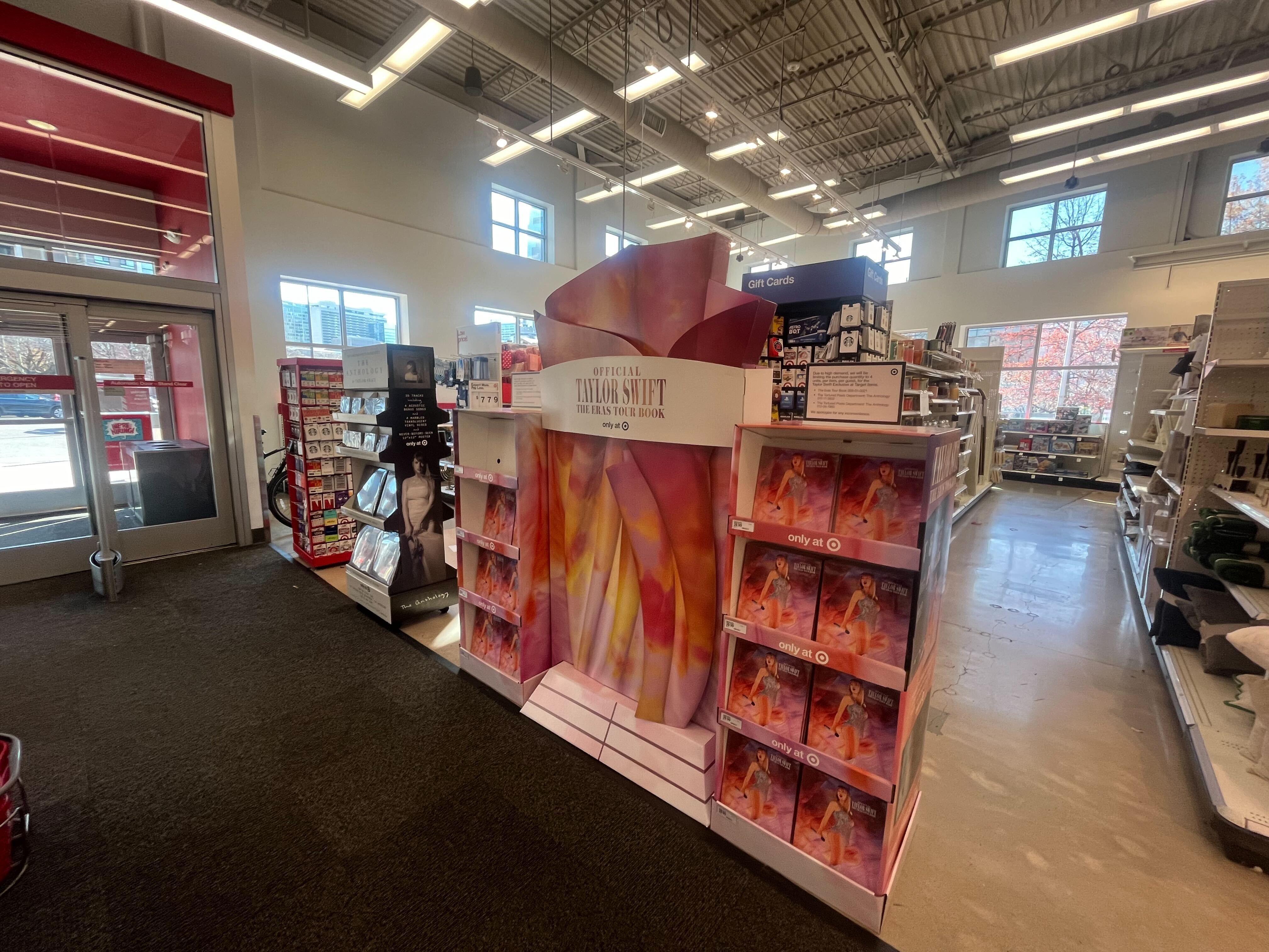 テイラースウィフト　TheErasTourBook Target 新品未開封 Target Stocks 2M+ Copies of Taylor Swift's Official Eras Tour Book