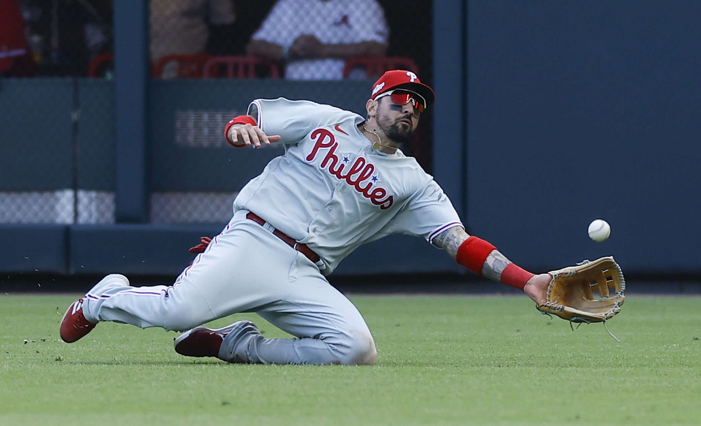 Castellanos hits 2 homers again, powers Phillies past Braves 3-1