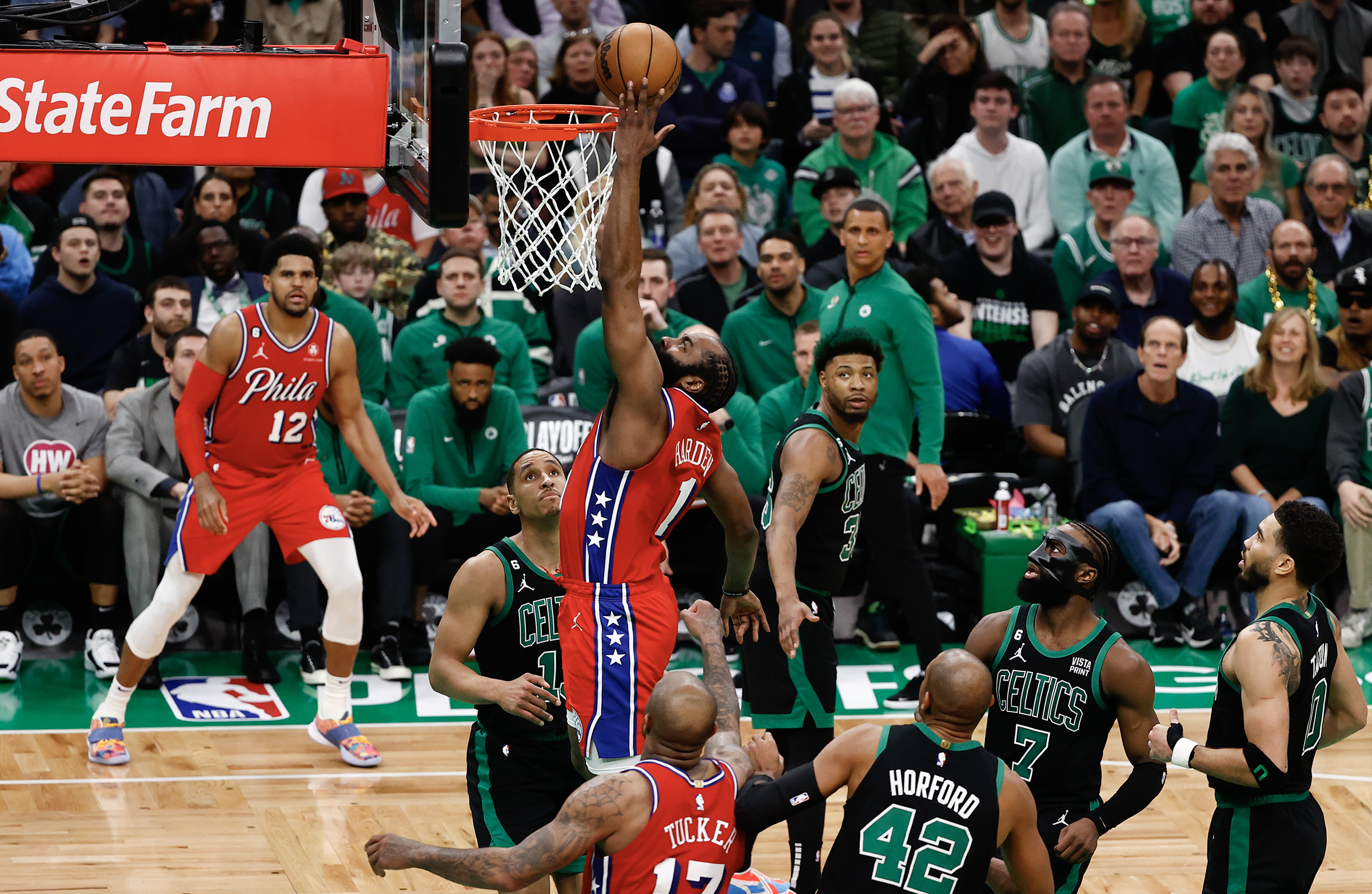 Boston Celtics arrasam 76ers na 'estreia' de Embiid como MVP da