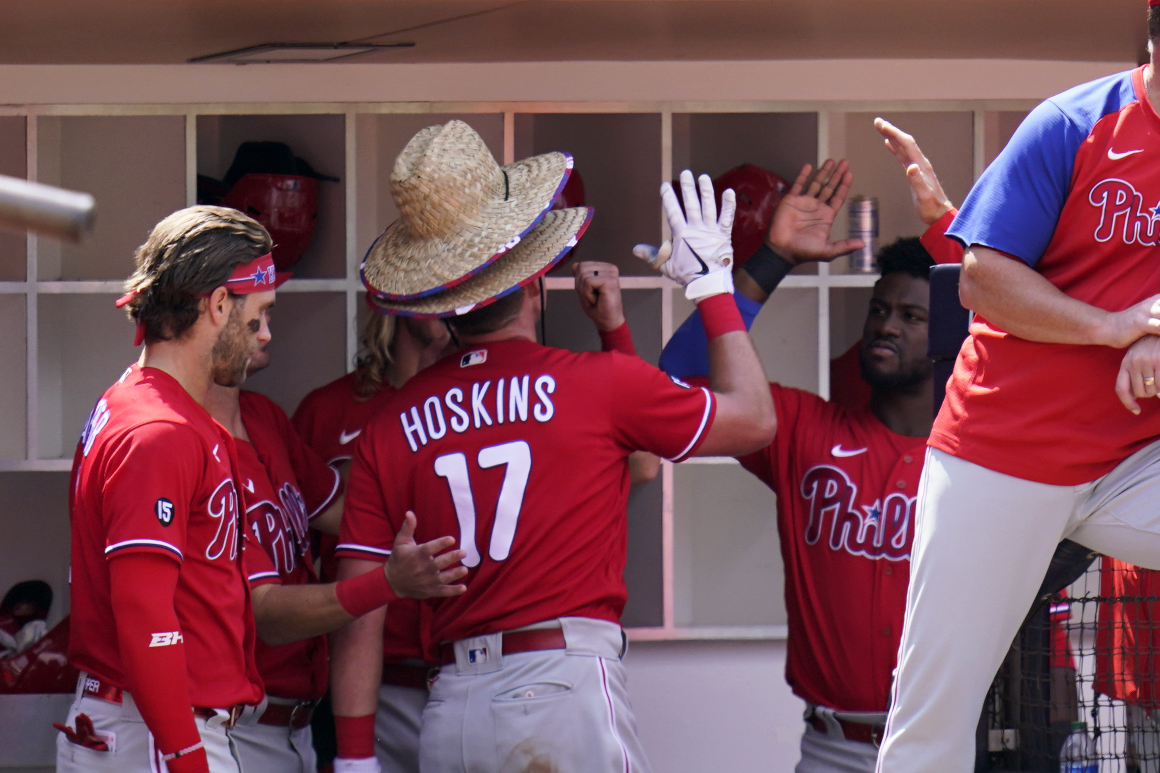 Hoskins' return provides spark as Phillies take 2 of 3 in San