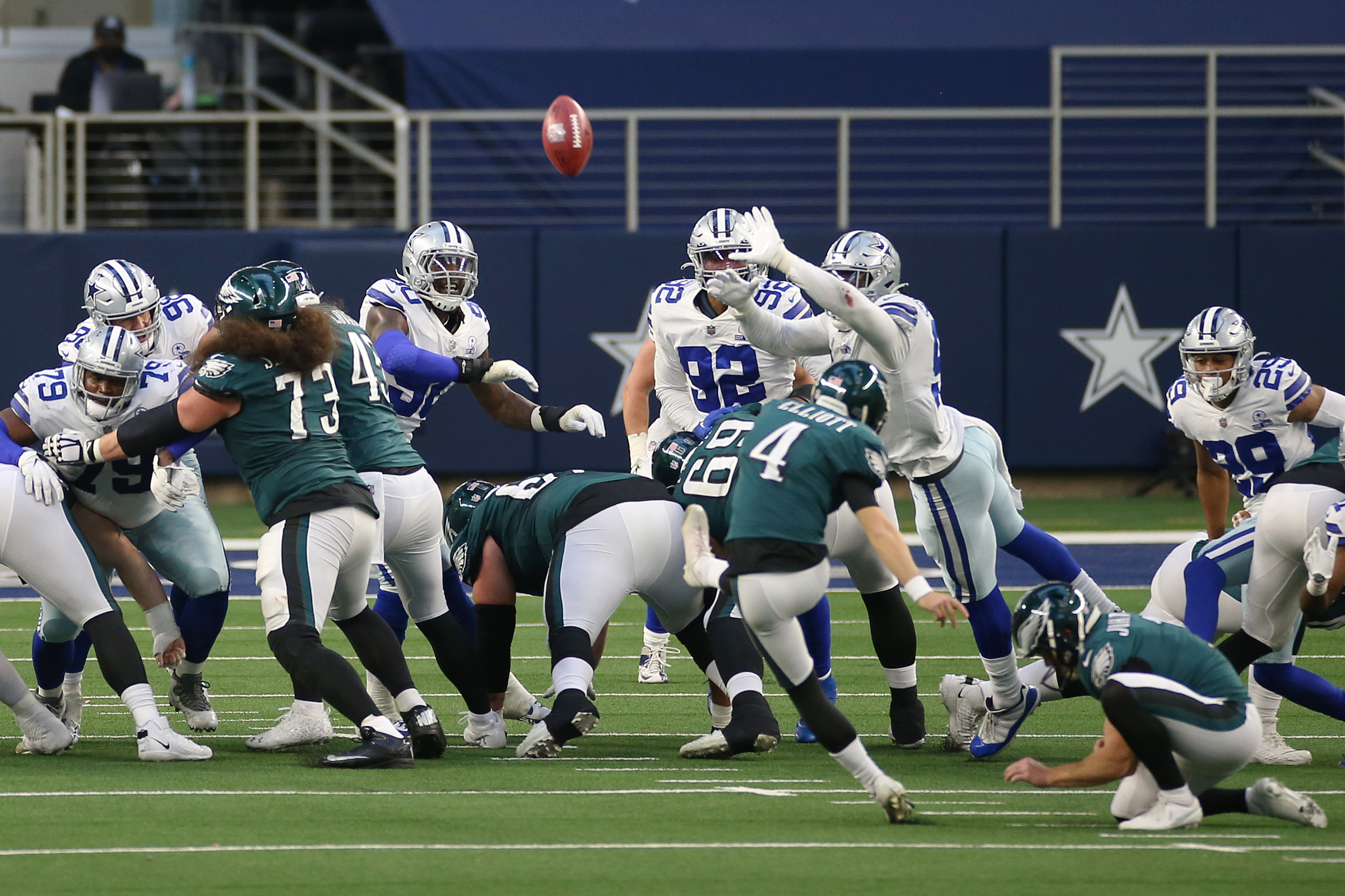 Halftime Report: Eagles lead the Cowboys 20-17 on Christmas Eve